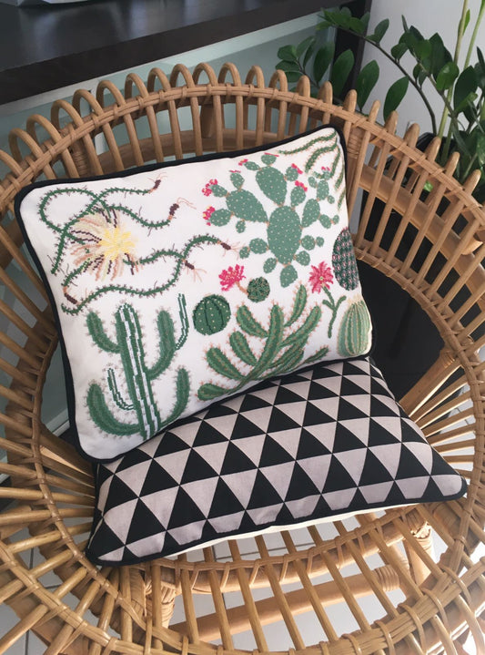Grille point de croix : 2 coussins cactus & succulentes sur lin DMC. Motifs 226 × 166 et 112 × 151 pts. Imprimé symboles & couleurs, 6 pages.