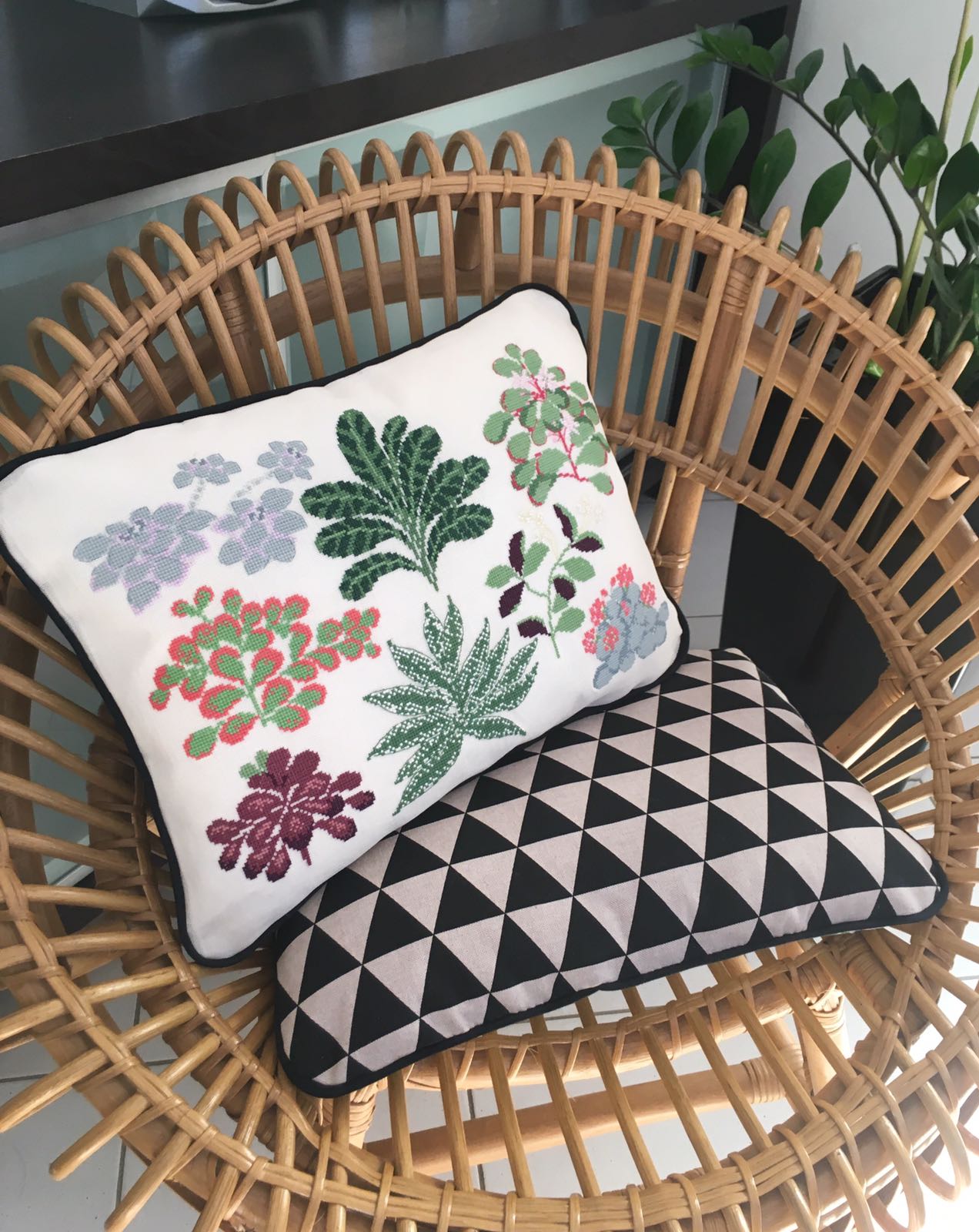 Grille point de croix : 2 coussins cactus & succulentes sur lin DMC. Motifs 226 × 166 et 112 × 151 pts. Imprimé symboles & couleurs, 6 pages.