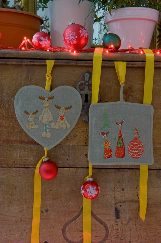 Grille point de croix – Les coussins de Noël, vue d'ensemble : différents formats de coussins brodés aux motifs de Noël sur toile de lin ficelle DMC – Création Point de Croix"