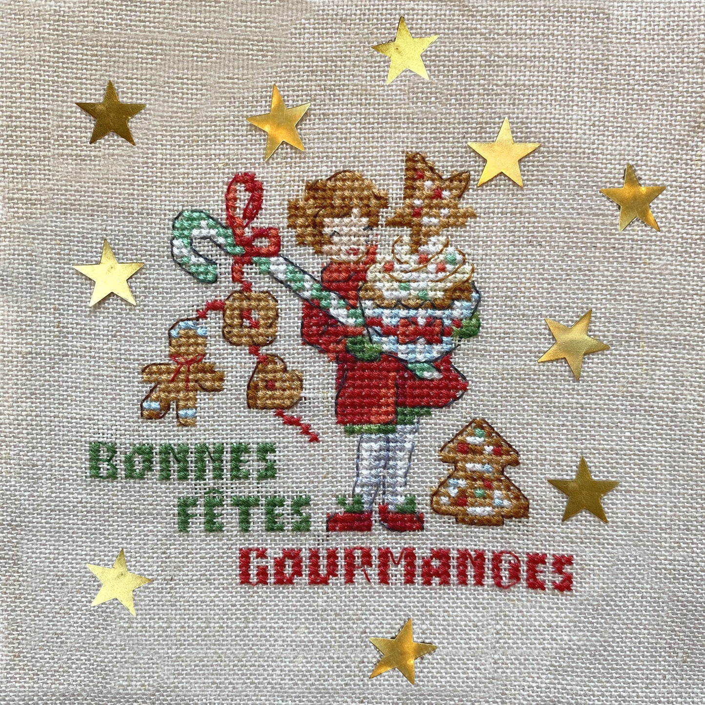 Grille de broderie point de croix « Les gourmandises de Noël » des Brodeuses Parisiennes : 3 motifs gourmands sur lin blanc ou bis 11 fils. DMC, 6 pages.