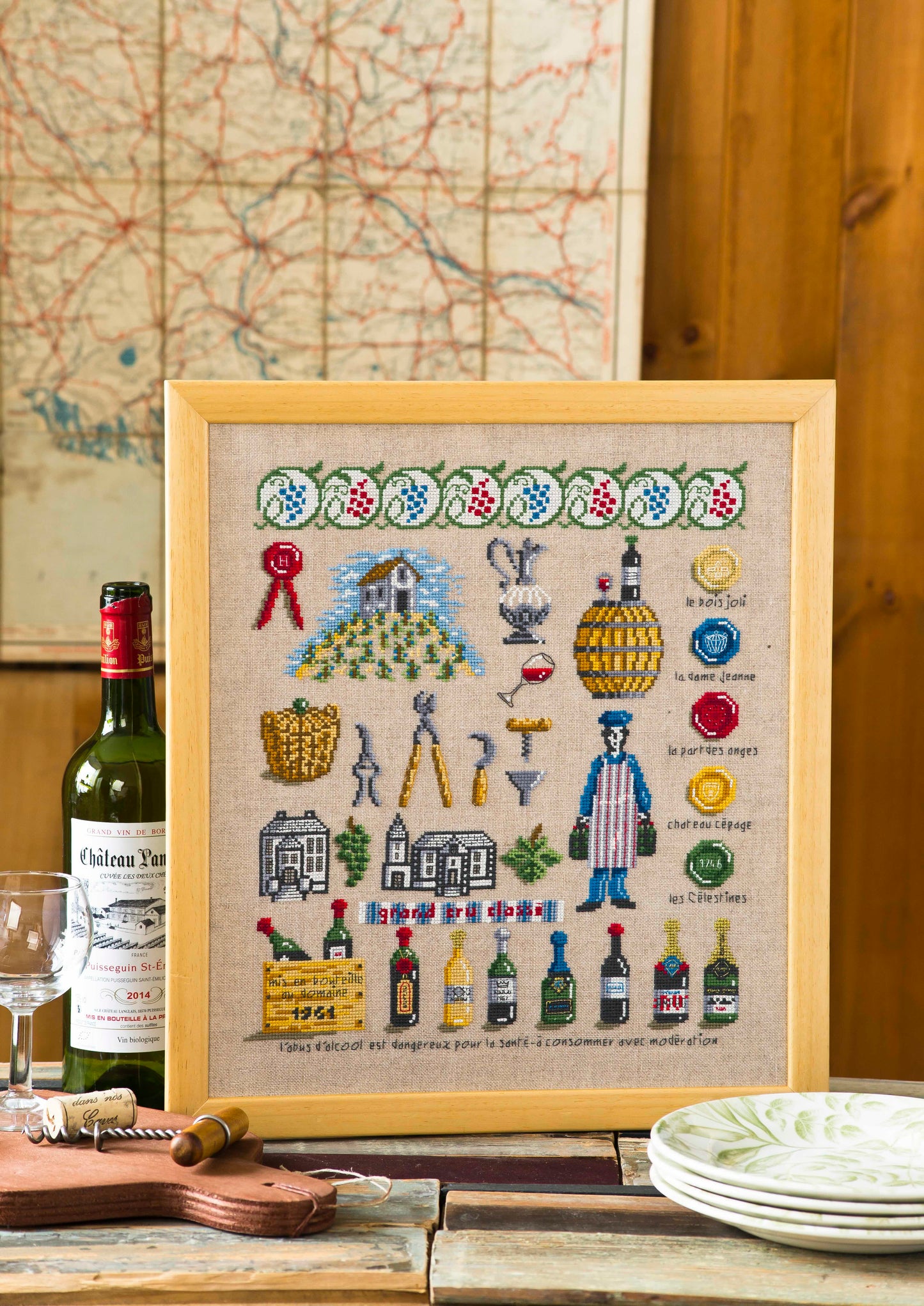Grille broderie point de croix : Les grands crus, univers du vin et du terroir. 4 pages, symboles et couleurs DMC. Lin 11 fils bis. 32,72 x 36,36 cm.