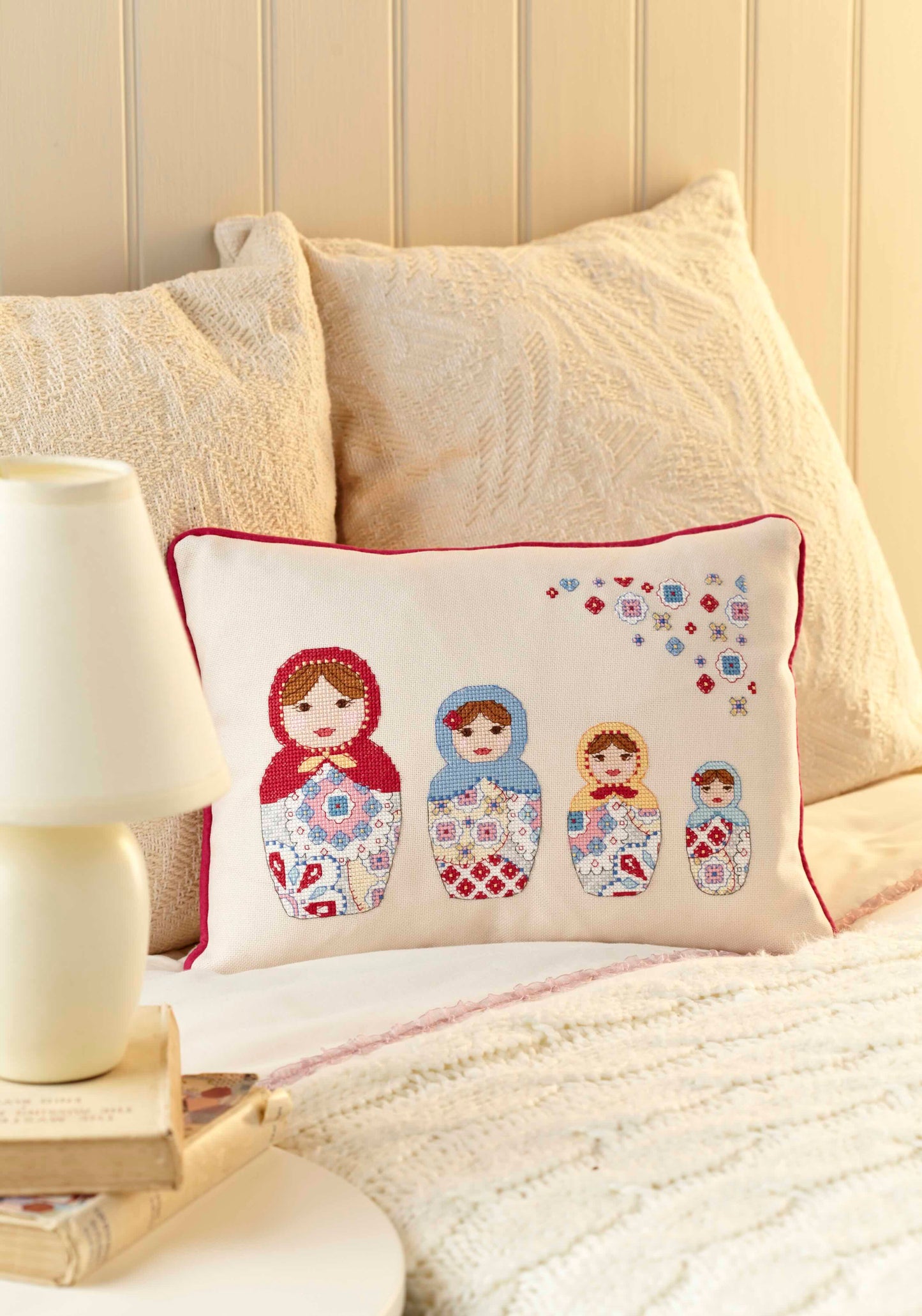 Grille broderie point de croix : coussin matriochkas style russe par Angela Poole. Motif 17 x 27 cm, imprimée en couleur sur 4 pages. Réf. DMC incluses.