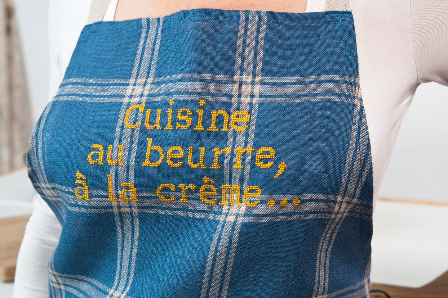 Grille broderie point de croix : Bretonne produits laitiers a broder sur lin bis. Torchon ou tablier, DMC, 6 pages.