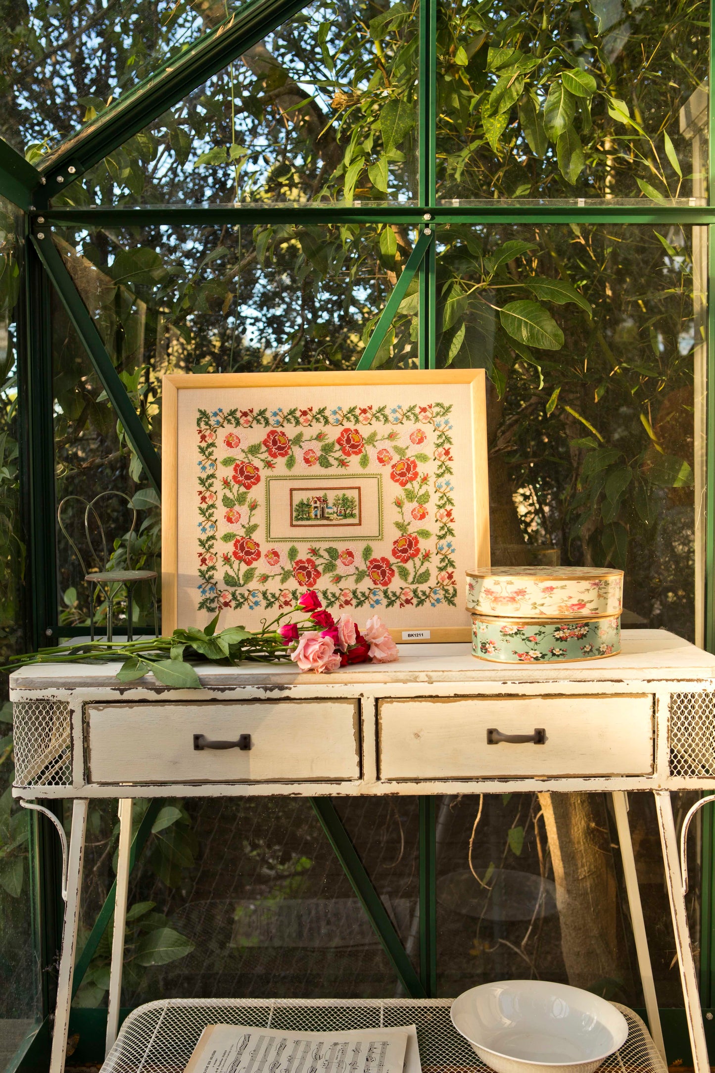 Grille de broderie point de croix : Les roses du jardin, motif floral vintage sur 6 pages. Centre 65x121 pts, grand tableau 170x220 pts. Symboles et couleurs DMC.
