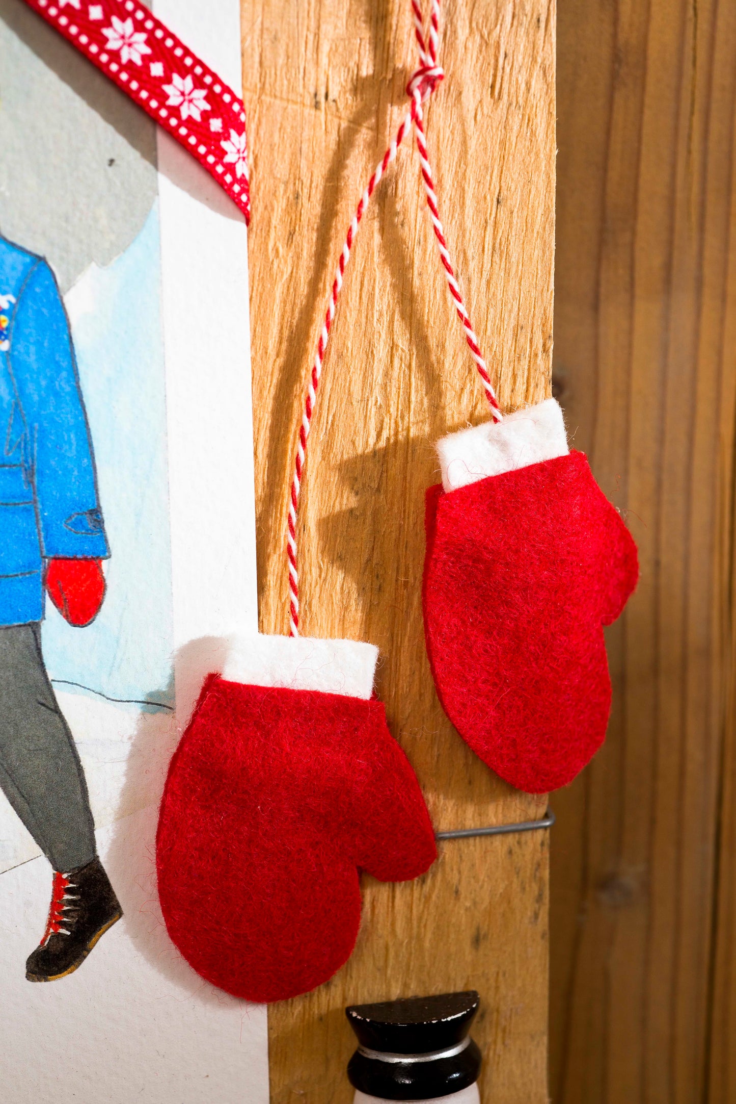 Grille point de croix – Les sports d'hiver, mise en scène 2 : ensemble décoratif broderie et accessoires hivernaux sur toile de lin DMC, atmosphère chaleureuse de vacances à la montagne, gant – Création Point de Croix