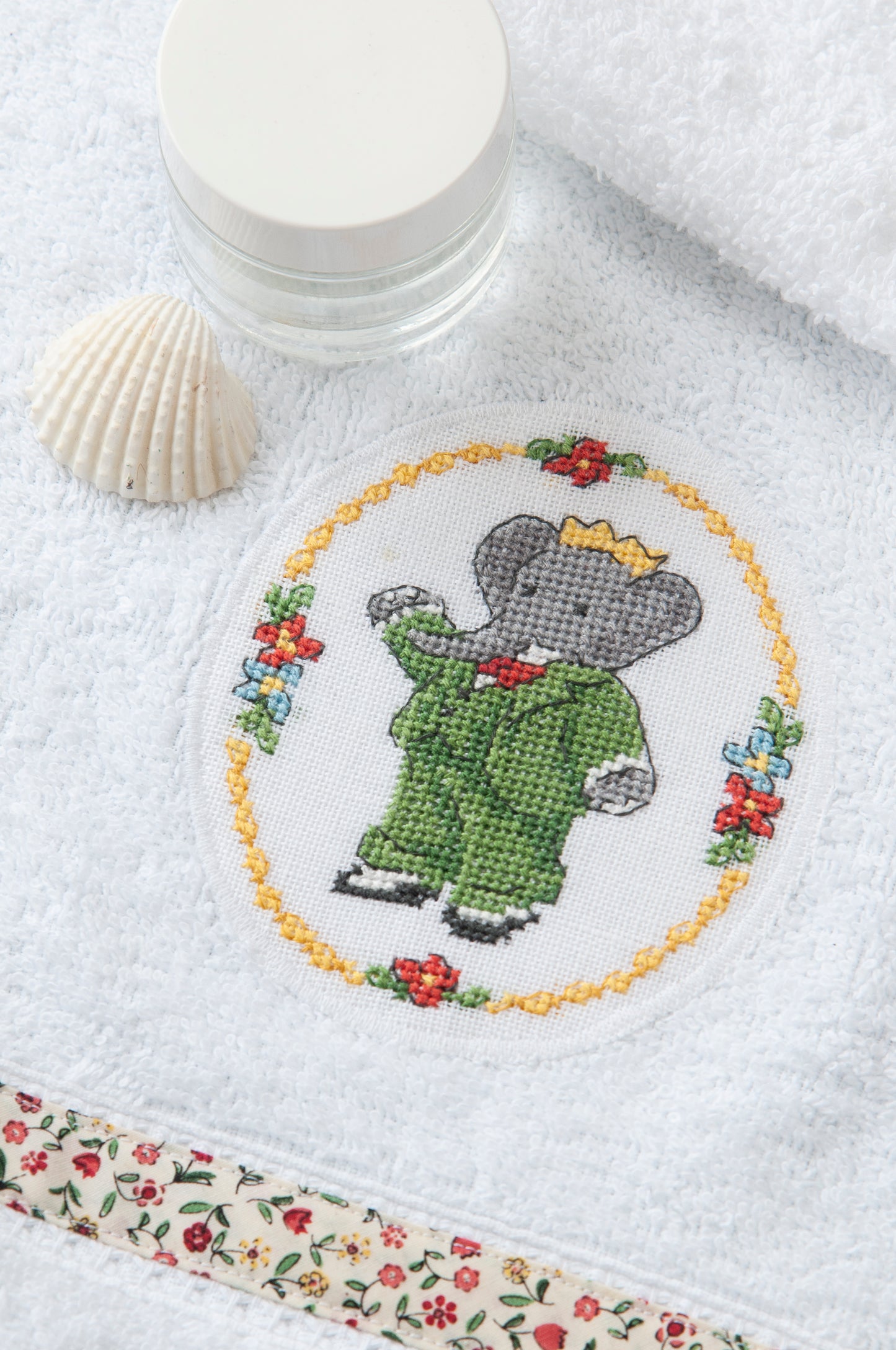 Grille broderie point de croix : médaillon Babar pour serviette de bain, motif 49×59 pts, 9×11 cm. Symboles + couleurs DMC, 6 pages.