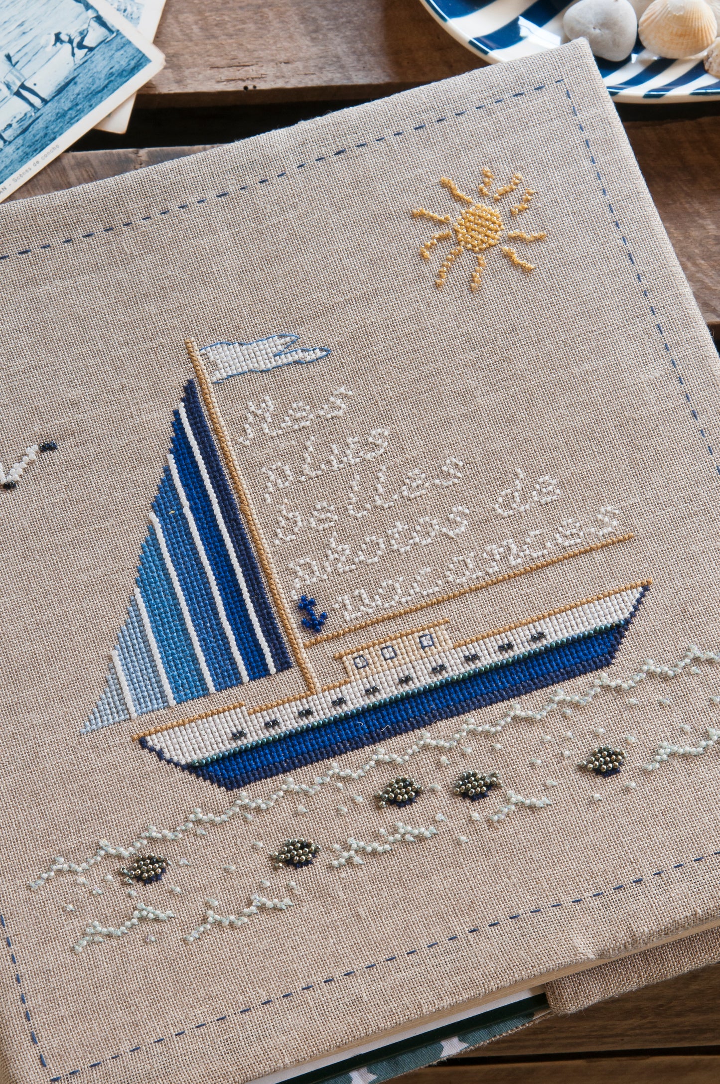 Grille de broderie point de croix « Ma maison au bord de l'eau » par F. Dieuzaide : 5 accessoires marins sur lin bis 12 fils. DMC, 8 pages – cadre, album, pancarte, vide-poche.
