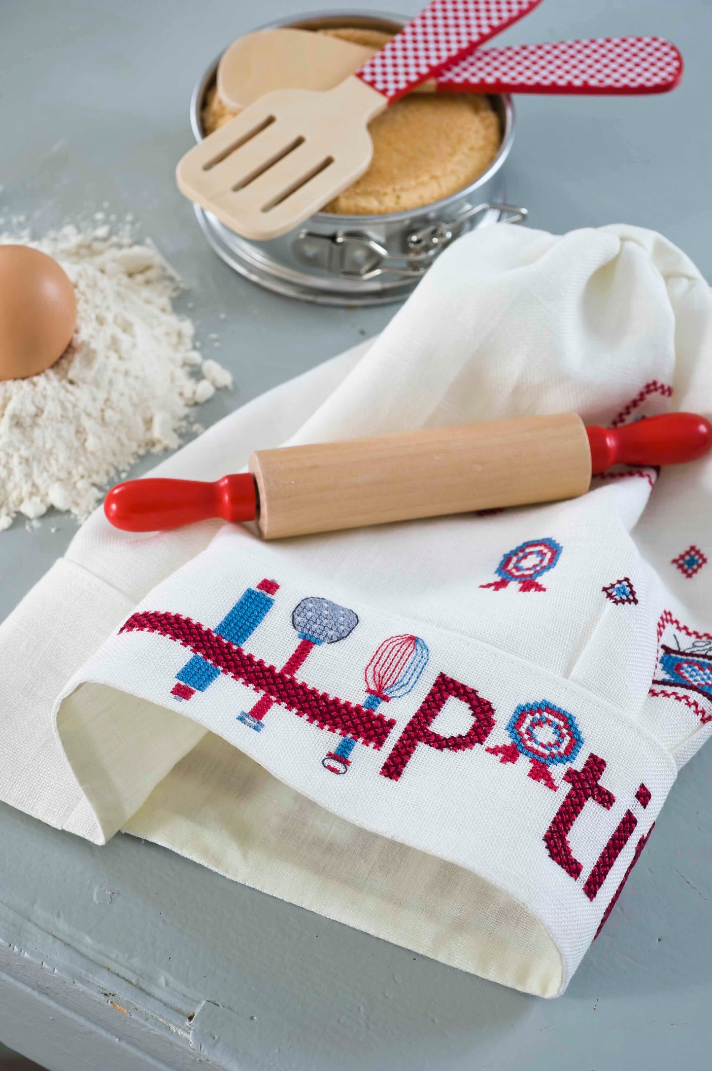 Grille de point de croix toque et tablier pour enfant cuisinier. Sur lin 11 fils blanc. Imprimée avec symboles et couleur DMC sur 6 pages.