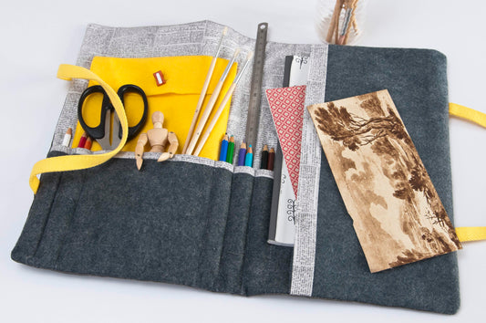 Grille broderie point de croix : valise, trousse et pot à crayons. 8 pages, symboles et couleurs DMC. Lin flanelle 12 fils.