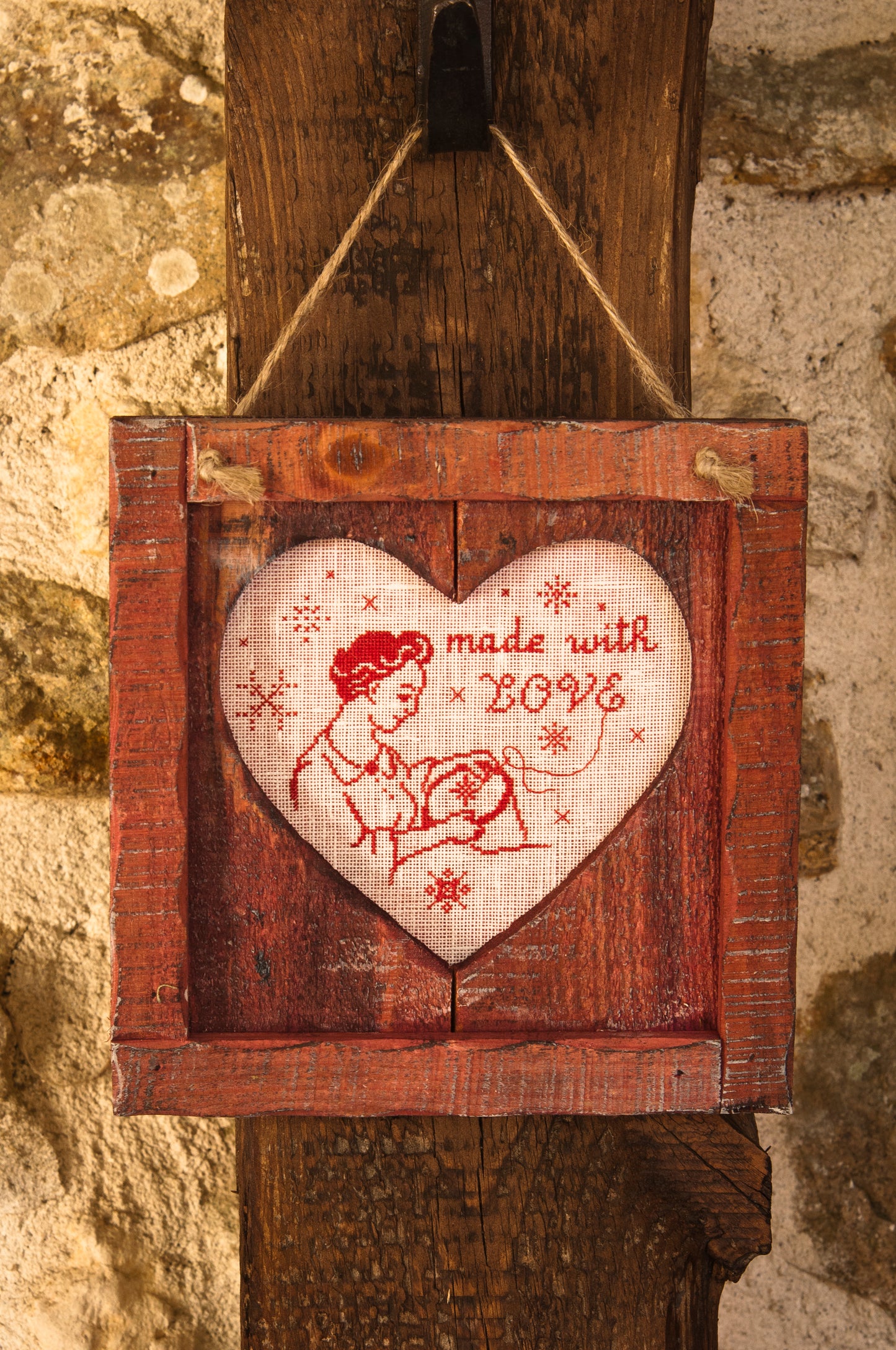 Grille point de croix : motif Made with Love pour mamans brodeuses sur lin bis. 111 x 129 points (20,18 x 23,45 cm), 4 pages, DMC.