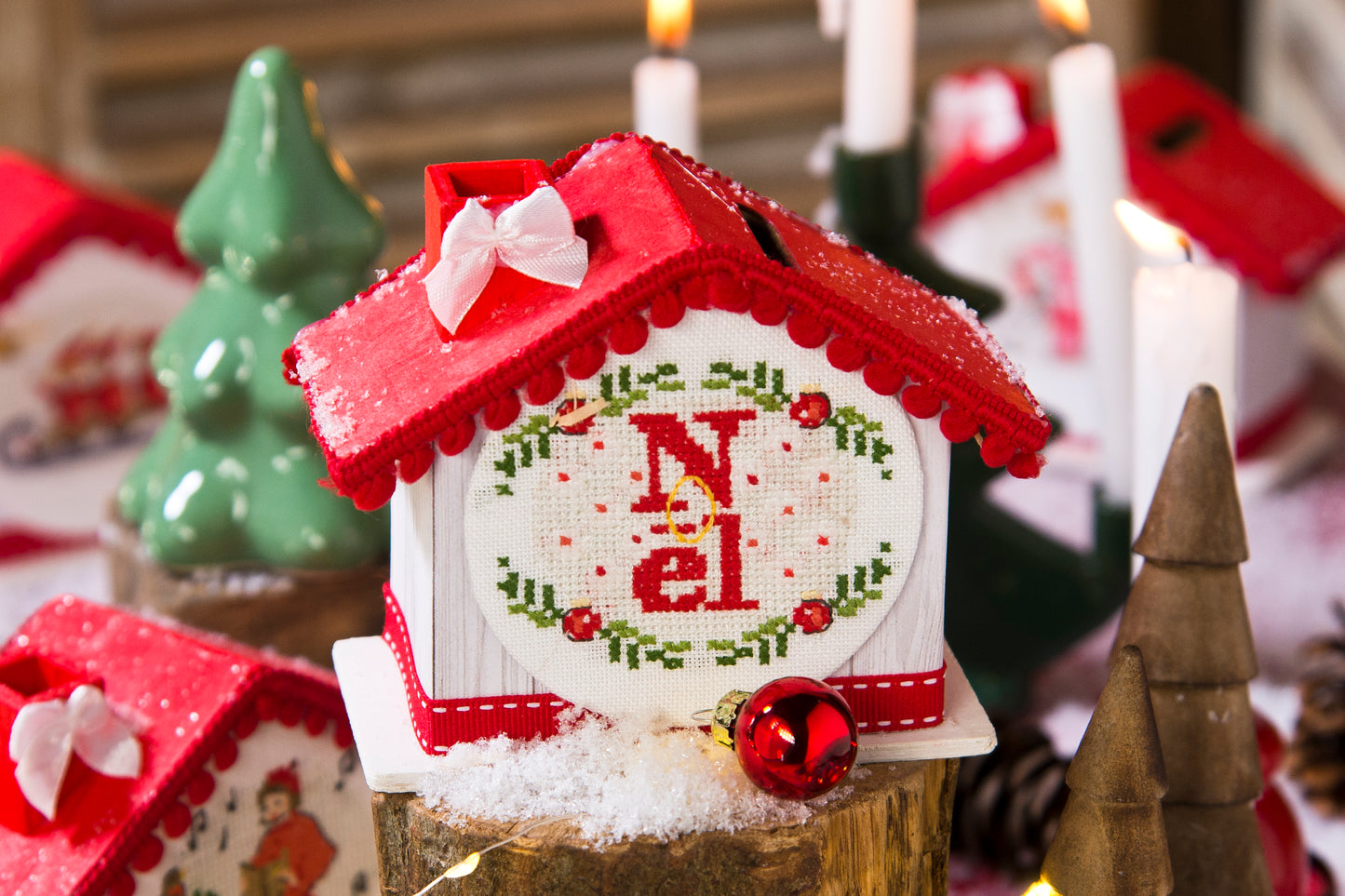Grille point de croix : maisons de Noël à broder en tirelires décoratives. 5 motifs, 6 pages DMC, sur lin ou Aïda. Un cadeau fait main plein de charme.