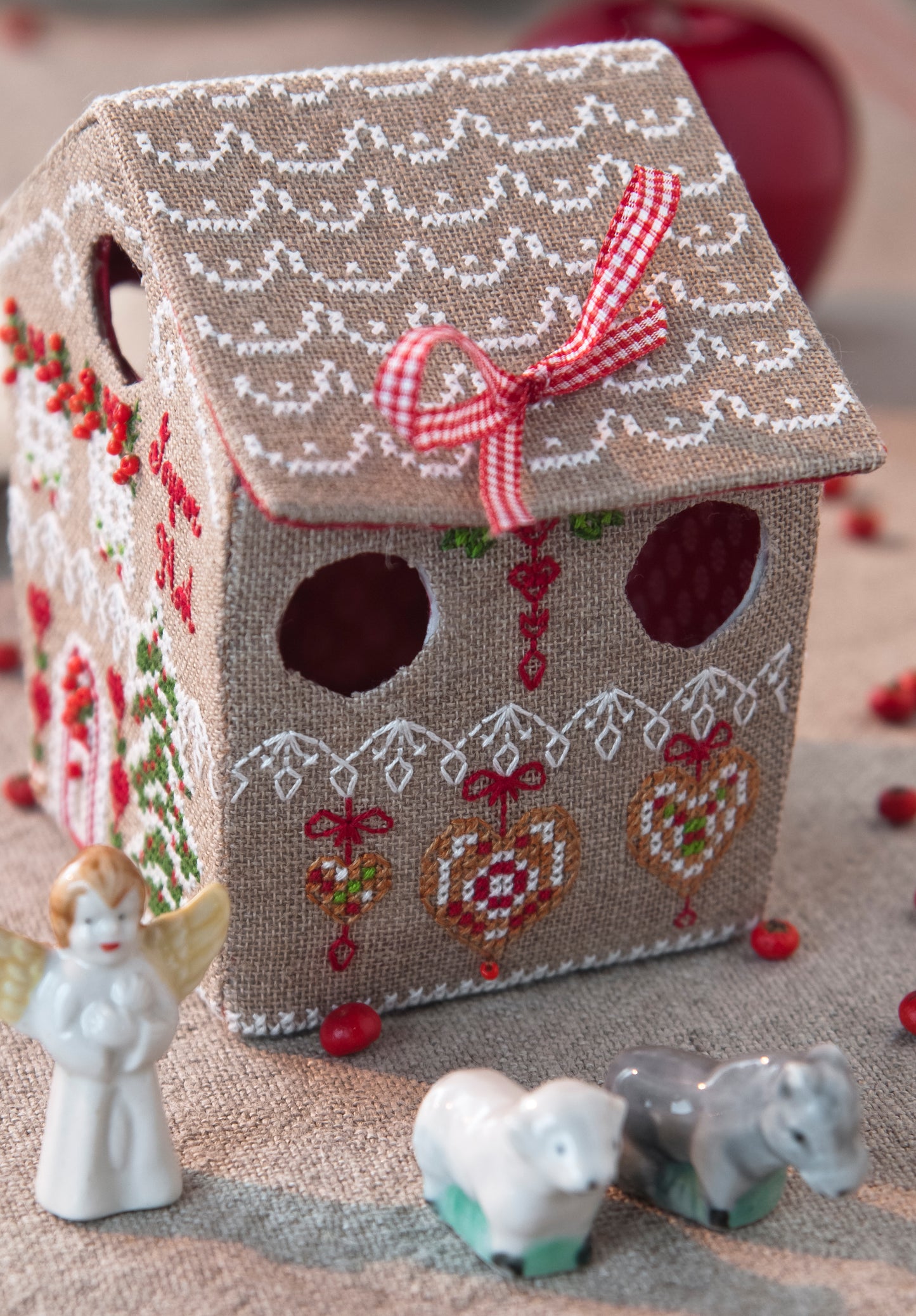 Grille de broderie point de croix : maison en pain d’épices 3D inspirée de Hansel et Gretel. Imprimé couleur (Réf. DMC) sur 6 pages. Illustration M.A. Réthoret Melin.