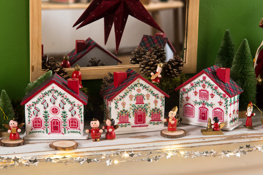 Grille point de croix : maisons de Noël décorées, village miniature. Lin 11 fils/cm ou Aïda 5,5 pts/cm. 8 pages couleur, réf. DMC.