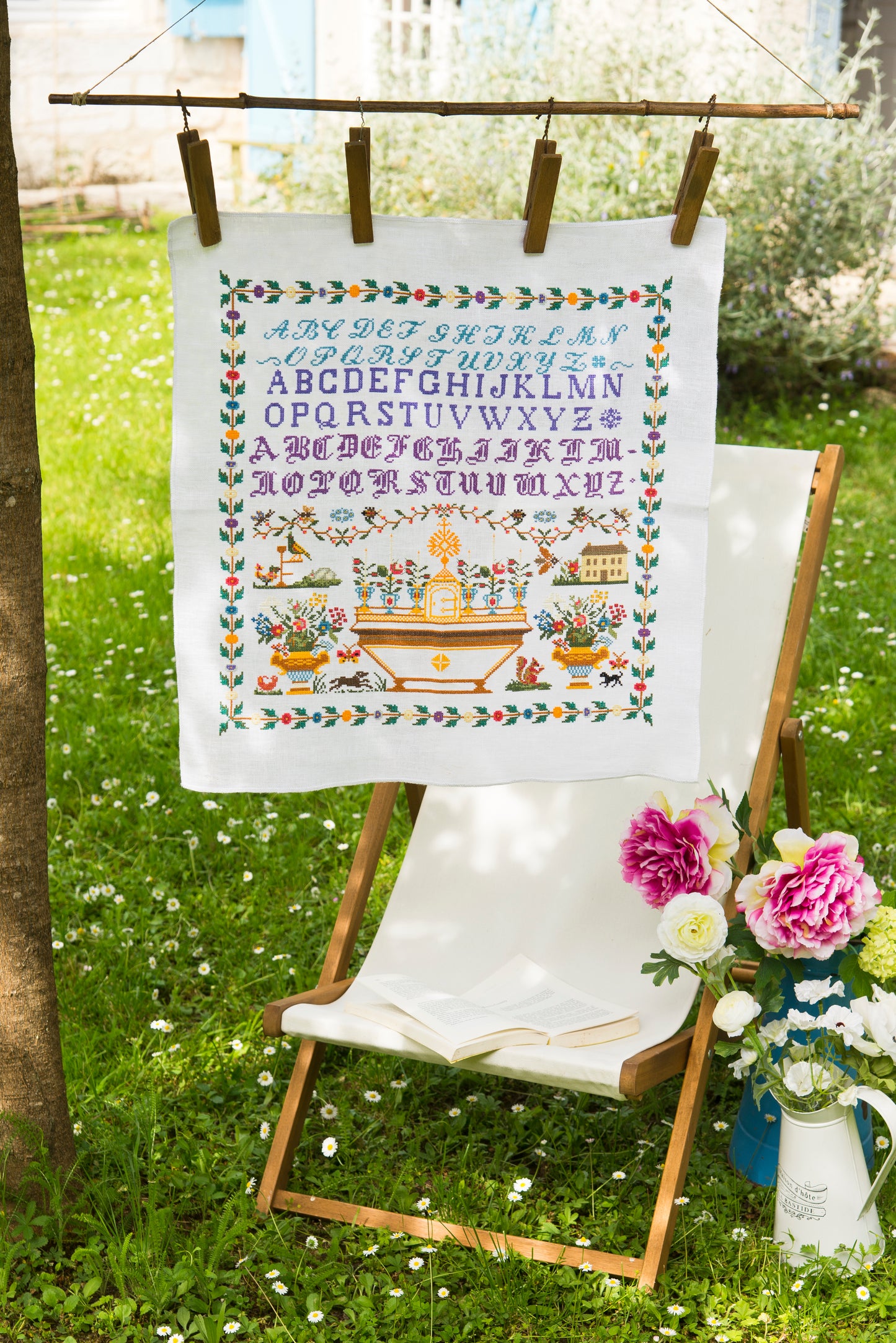 Grille point de croix – Marquoir ancien : sampler traditionnel avec alphabets variés, autel fleuri, oiseaux, animaux et bordure fleurie, inspiré des ouvrages des XVIIIe-XIXe siècles – Création Point de Croix