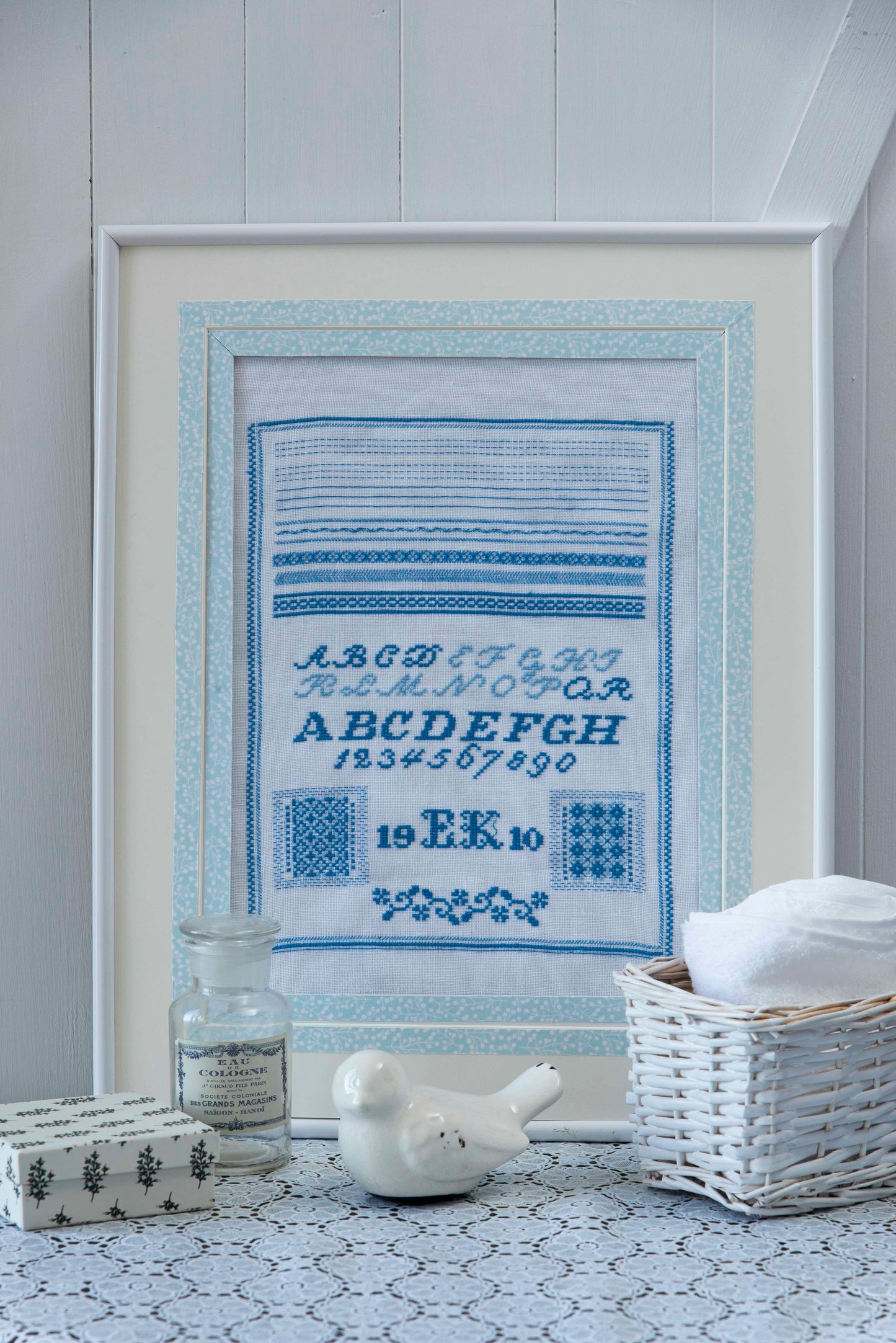 Grille point de croix – Marquoir ancien bleu : alphabets, frises et petits motifs en monochrome bleu profond sur toile de lin DMC, inspiré des marquoirs traditionnels – DMC & Création Point de Croix"