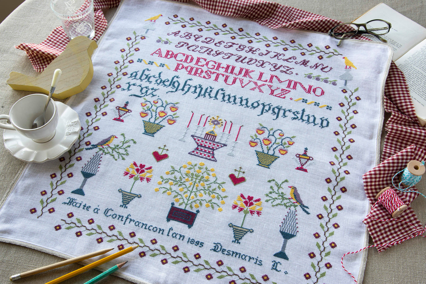 Grille point de croix – Marquoir sampler : reproduction d'un sampler de 1895 signé Mademoiselle Desmaris, alphabets, frises et motifs décoratifs sur toile de lin DMC – DMC & Création Point de Croix"