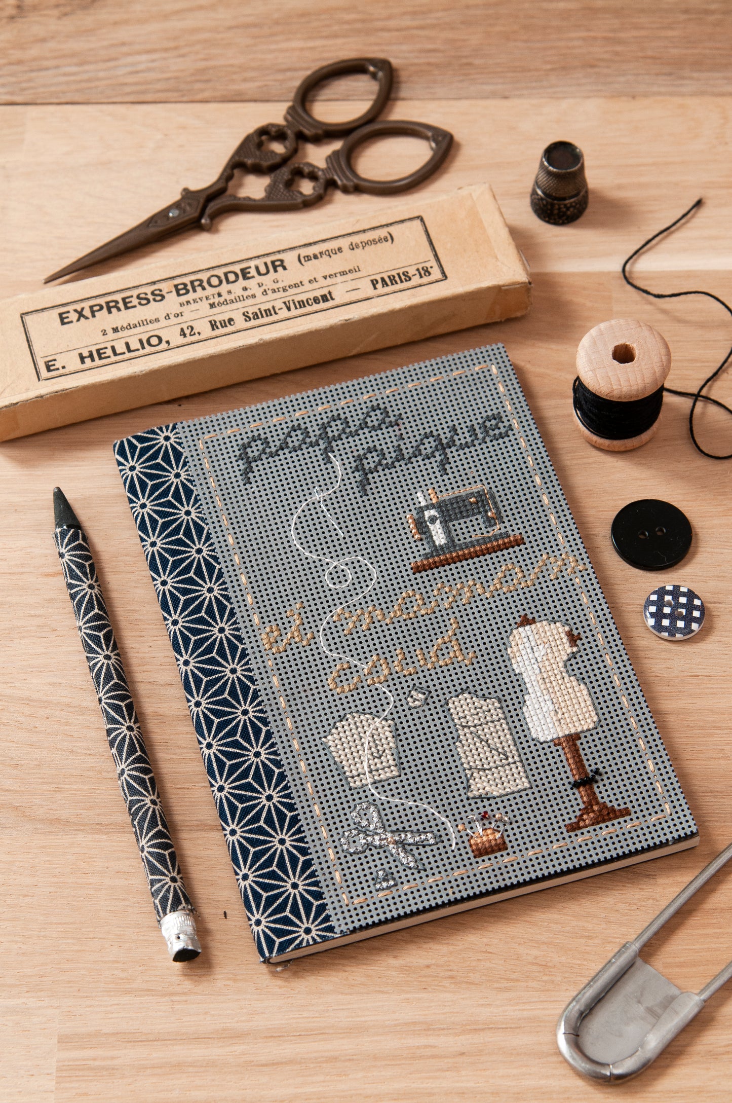 Grille de broderie point de croix « Mes boîtes à couture » par F. Dieuzaide : boîte, carnet et marque-page sur lin bis 12 fils. DMC, 6 pages – avec explications cartonnage.