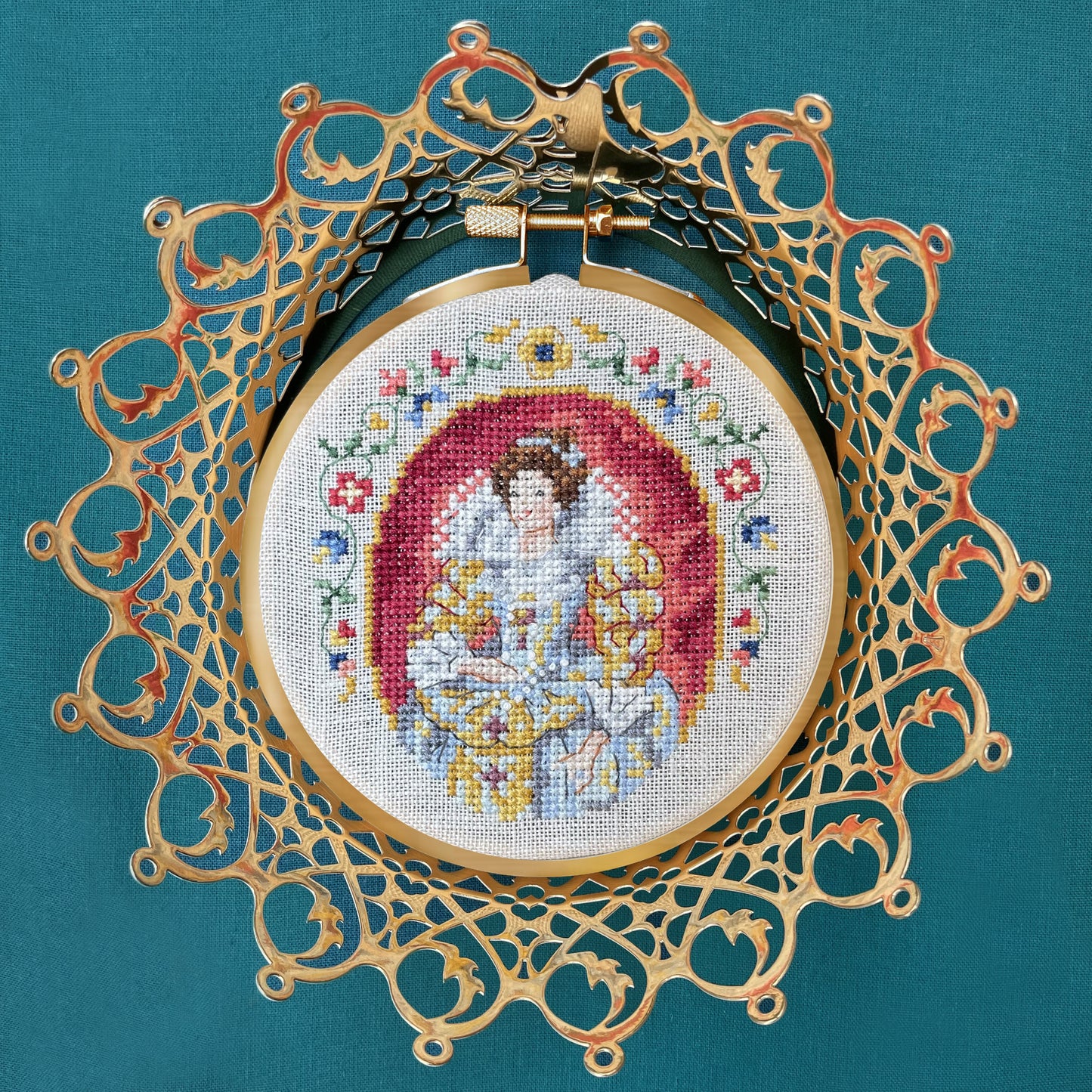 Grille de broderie point de croix : mesdames de la cour, silhouettes historiques par Les Brodeuses Parisiennes. Réf. DMC incluse. À broder sur lin ou Aïda.