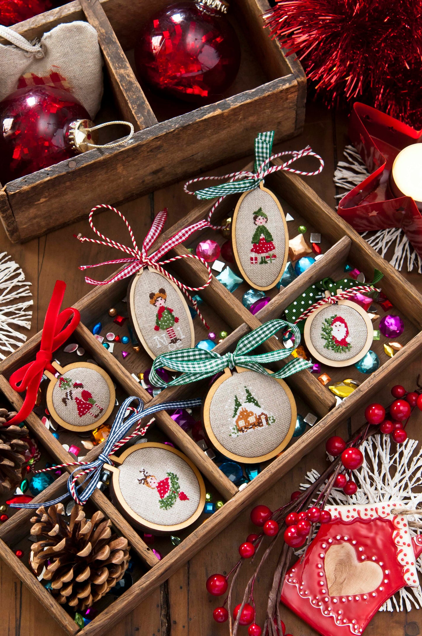 Grille de broderie point de croix : mini tambours de Noël Lili Violette, 6 motifs sur 6 pages. Décorations de sapin originales. Symboles et couleurs DMC.