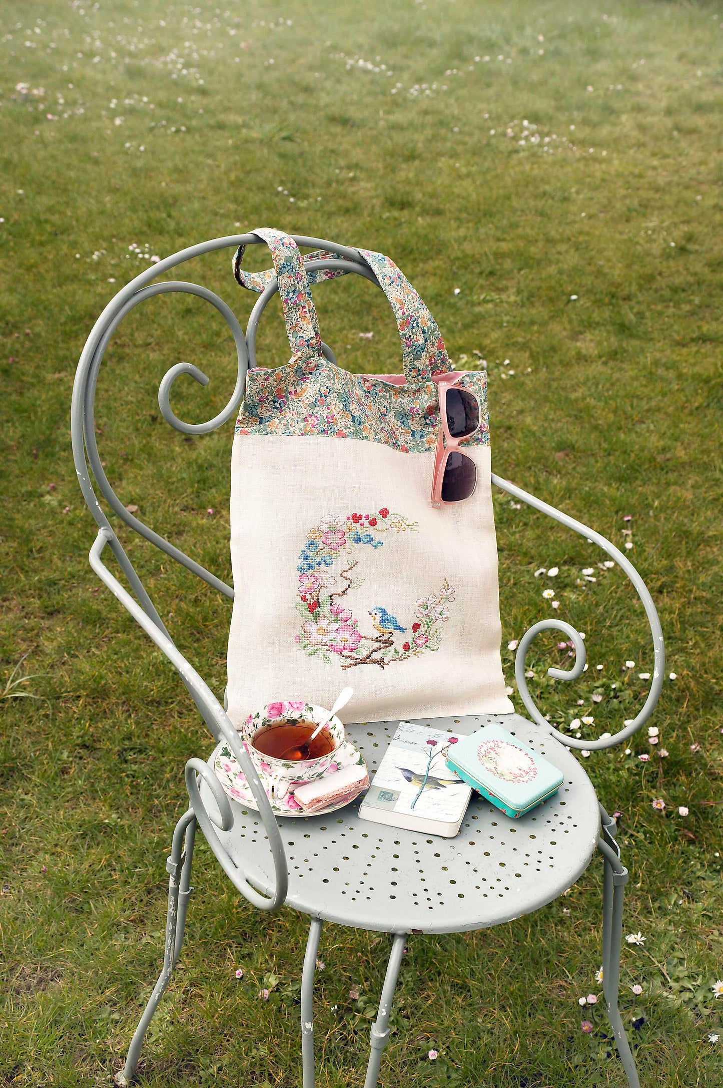 Grille de point de croix moineau et fleurs pour sac. Sur lin 11 fils crème. Imprimée avec symboles et couleur DMC sur 6 pages. Motif 100 x 100 pts.
