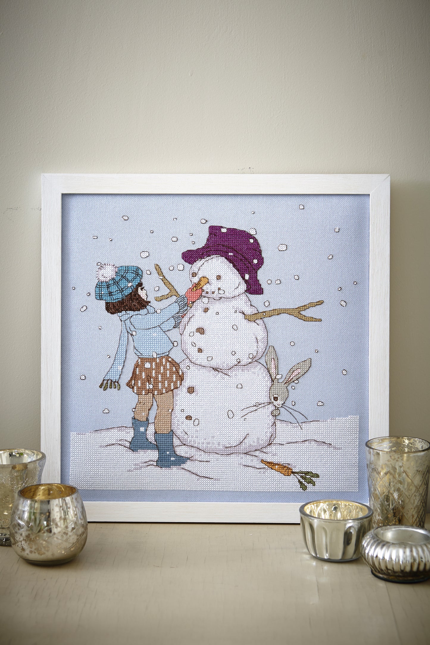 Grille de point de croix Mon Bonhomme de Neige Bell & Boo – Belle construisant un bonhomme de neige sous les flocons avec Boo espiègle, brodé sur étamine blanc cassé 10 fils/cm, Création Point de Croix