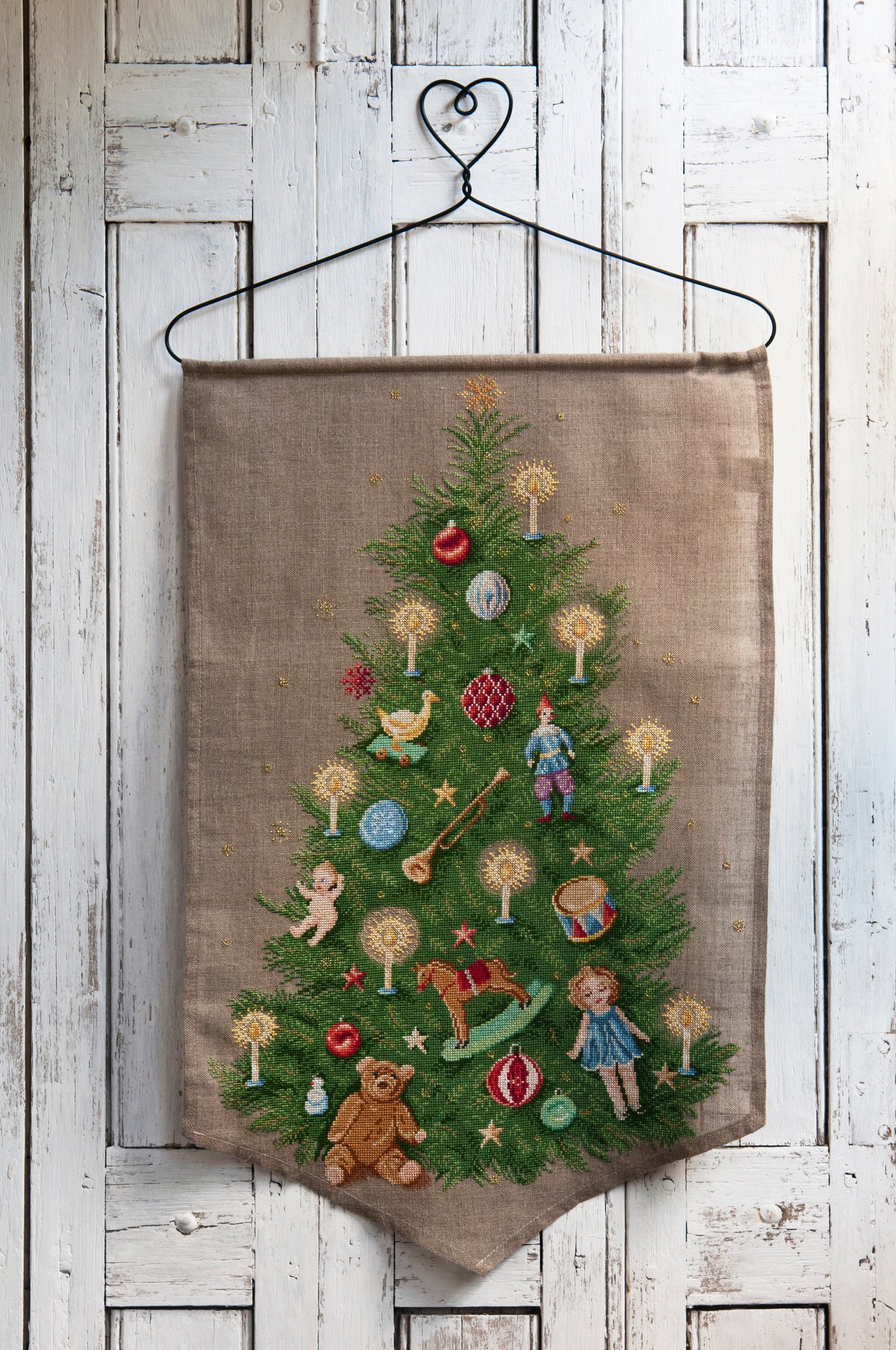 Grille de broderie point de croix « Mon joli sapin brodé » par M. Bonnin : grand sapin de Noël DIY sur lin bis 11 fils. DMC, 8 pages, motif 41,81 x 44,36 cm.