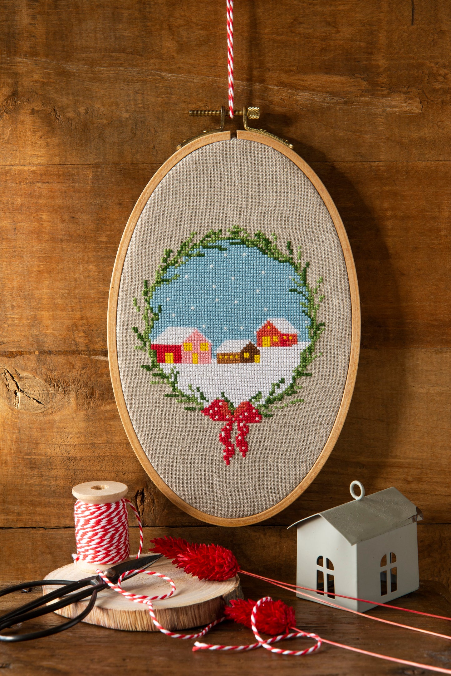 Grille de broderie point de croix : mon village enneigé, paysage hivernal par Lili Violette & V. Enginger. Réf. DMC incluse. À broder sur lin. Création Point de Croix.