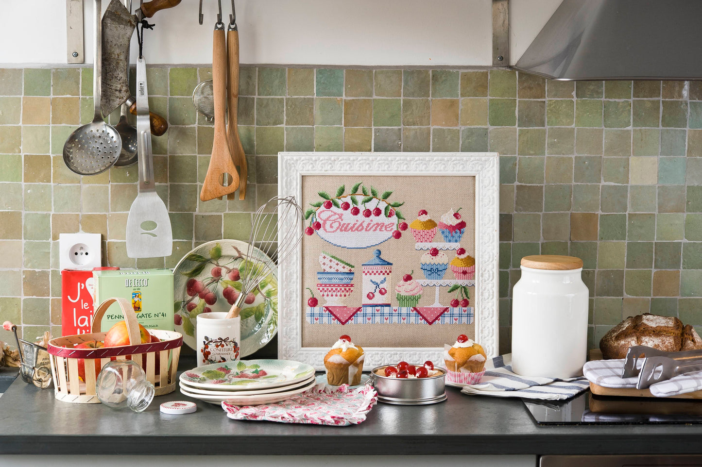 Grille de point de croix cerises et cupcakes pour tableau de cuisine. Sur Aïda 5,5 pts bis. Imprimée avec symboles et couleur DMC sur 6 pages.