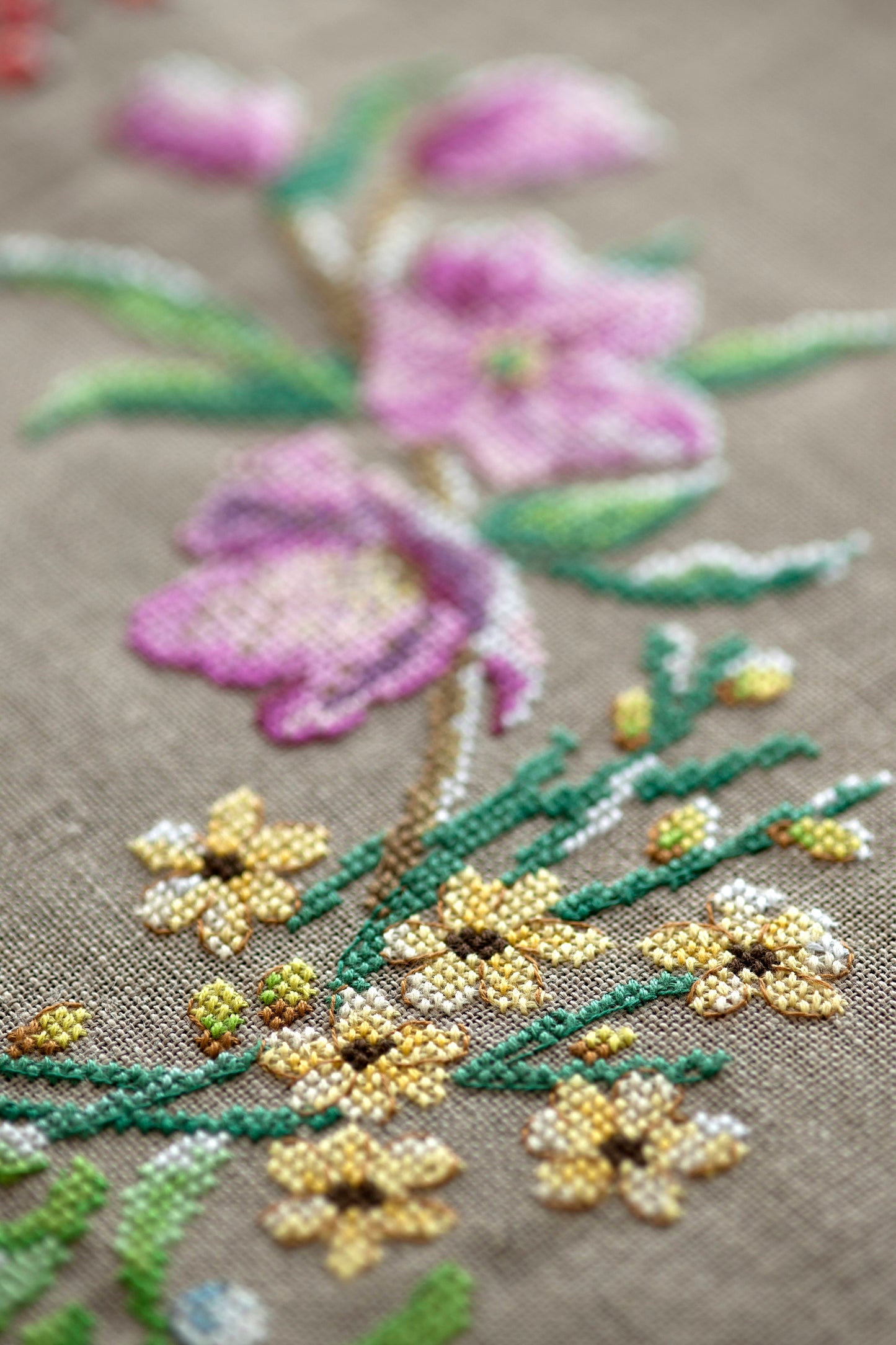 Grille de point de croix Nappe promenade en forêt : couronne florale et mésange sur lin 11 fils bis. 210 x 220 points. Références DMC sur 6 pages.