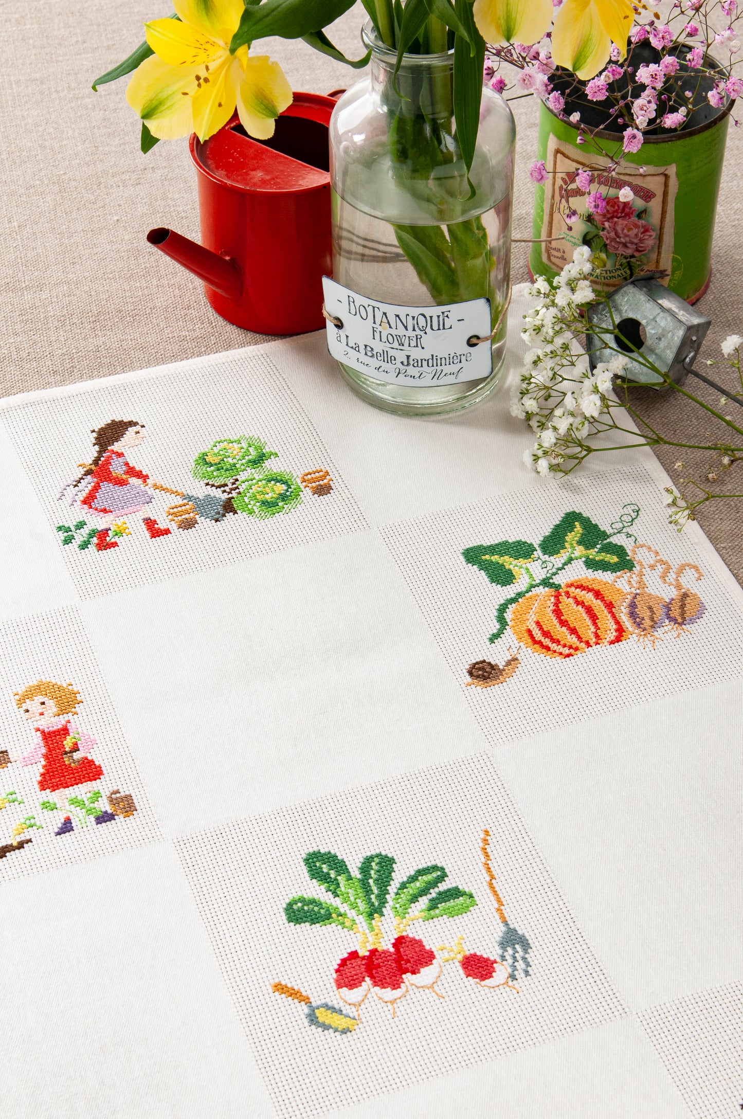 Grille de broderie point de croix « Nappe potager » par P. Samouiloff : personnages du potager à broder sur Aïda blanc 5,5 pts. DMC, 10 pages – ambiance champêtre.