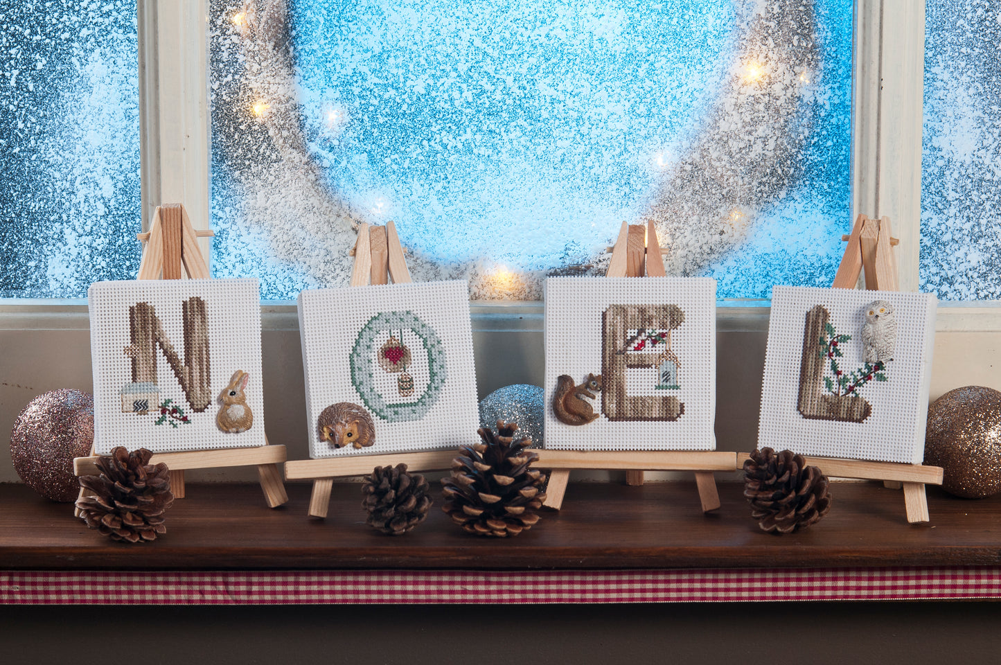 Grille de broderie point de croix « Noël en Forêt » par F. Dieuzaide : 5 décorations de Noël sur toile lin et blanc. DMC, 6 pages, suspensions, tableau, boîte et carte.