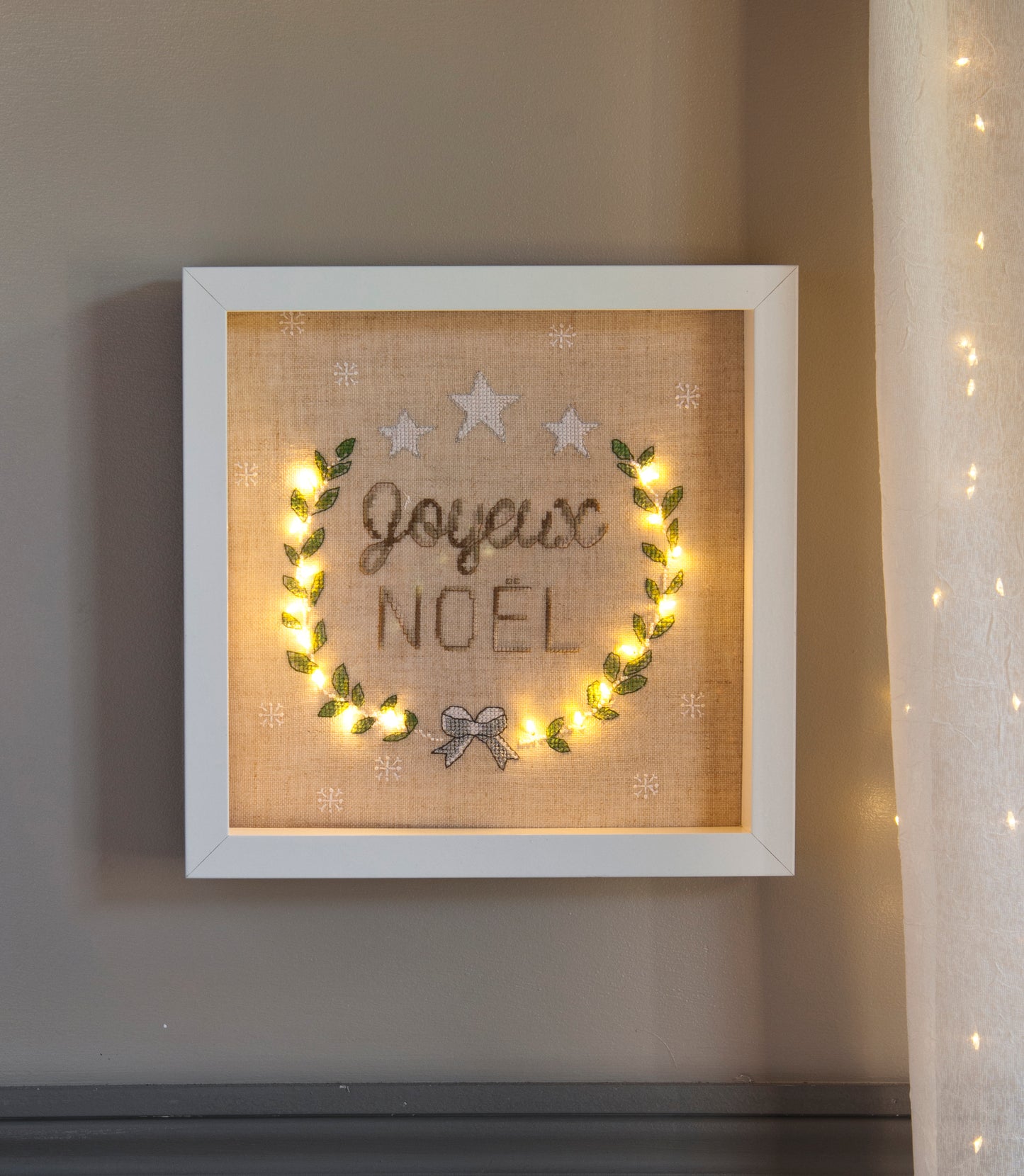 Grille de broderie point de croix « Noël en lumière » par F. Dieuzaide : 5 décorations lumineuses sur lin bis ou blanc. DMC, 8 pages – cadre, carafe, vases, bougies.