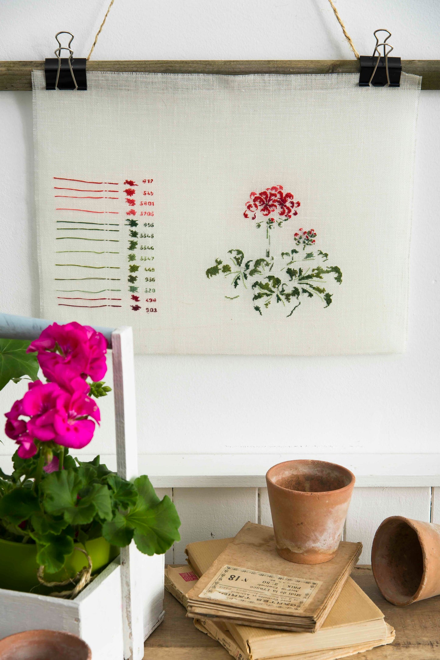 Grille de broderie point de croix : Pélargonium dit géranium rouge, inspiration alsacienne. 154x199 points, 6 pages, couleurs DMC. Lin ivoire.
