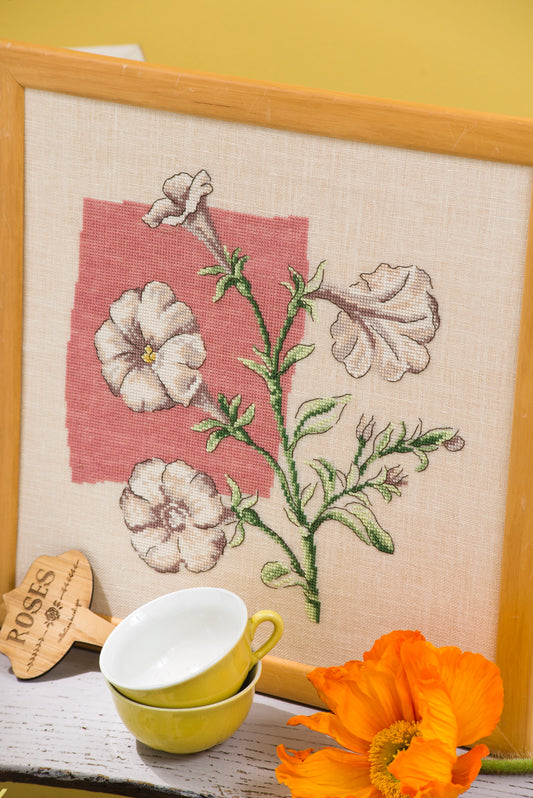 Grille de broderie point de croix : Pétunia, fleur en trompette. 140x137 points, 4 pages, couleurs DMC. Lin ivoire.