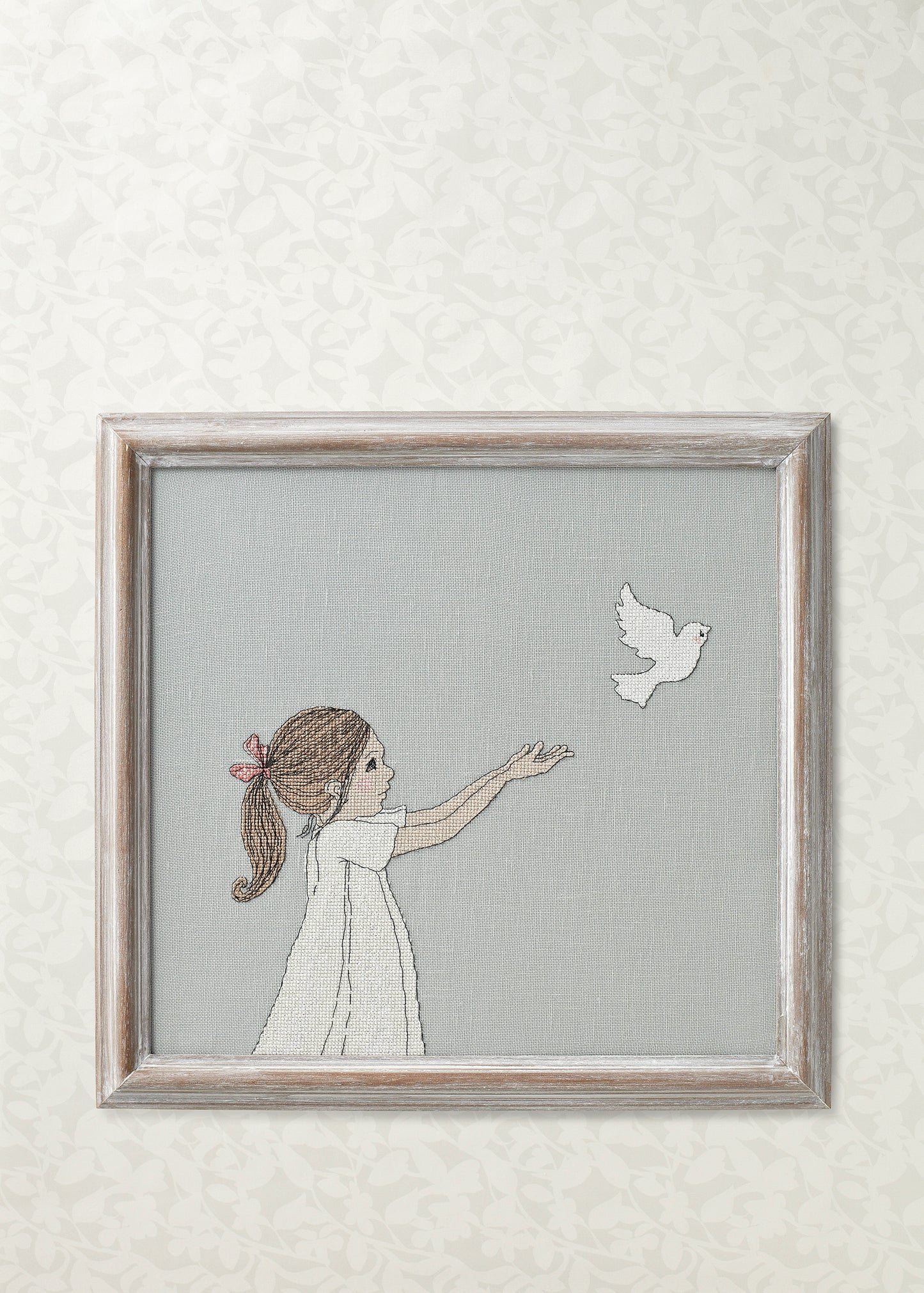 Grille de point de croix Paix sur la Terre Bell & Boo – Belle relâchant un oiseau dans le ciel, symbole de paix et de liberté, brodé sur lin gris 11 fils/cm, Création Point de Croix
