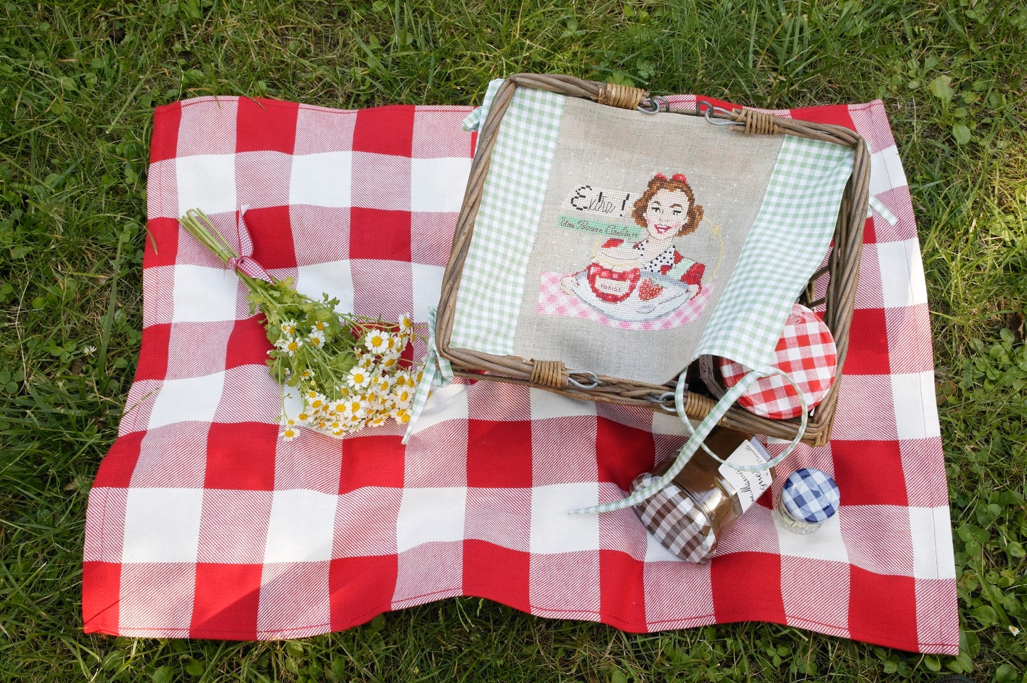 Grille de broderie point de croix : panier gourmand, motif confiture et cuisine, 80x80 points sur 6 pages. Symboles et couleurs DMC, sur lin.