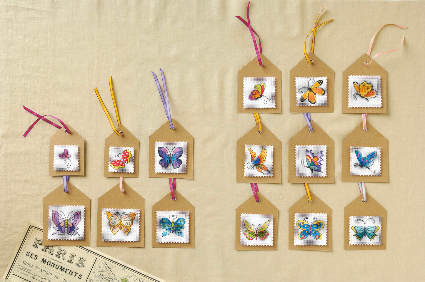 Grille broderie point de croix : papillons belle-dame pour étiquettes cadeaux. 45 x 45 pts, imprimée en couleur sur 4 pages. Réf. DMC incluses.