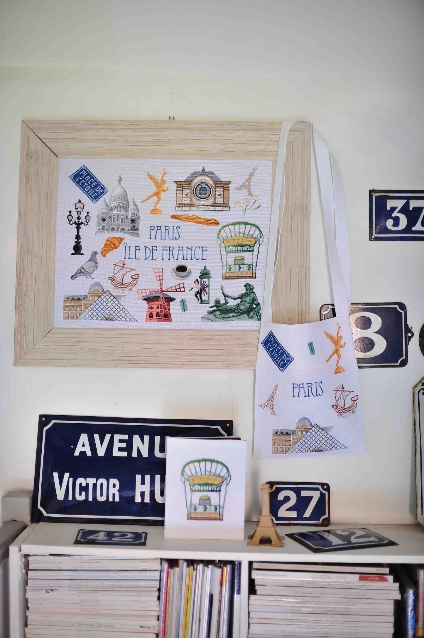 Grille de broderie au point de croix : Paris, l'élégance au point de croix, monuments et art de vivre parisien. 8 pages avec symboles et références DMC. À broder sur lin ou Aïda.