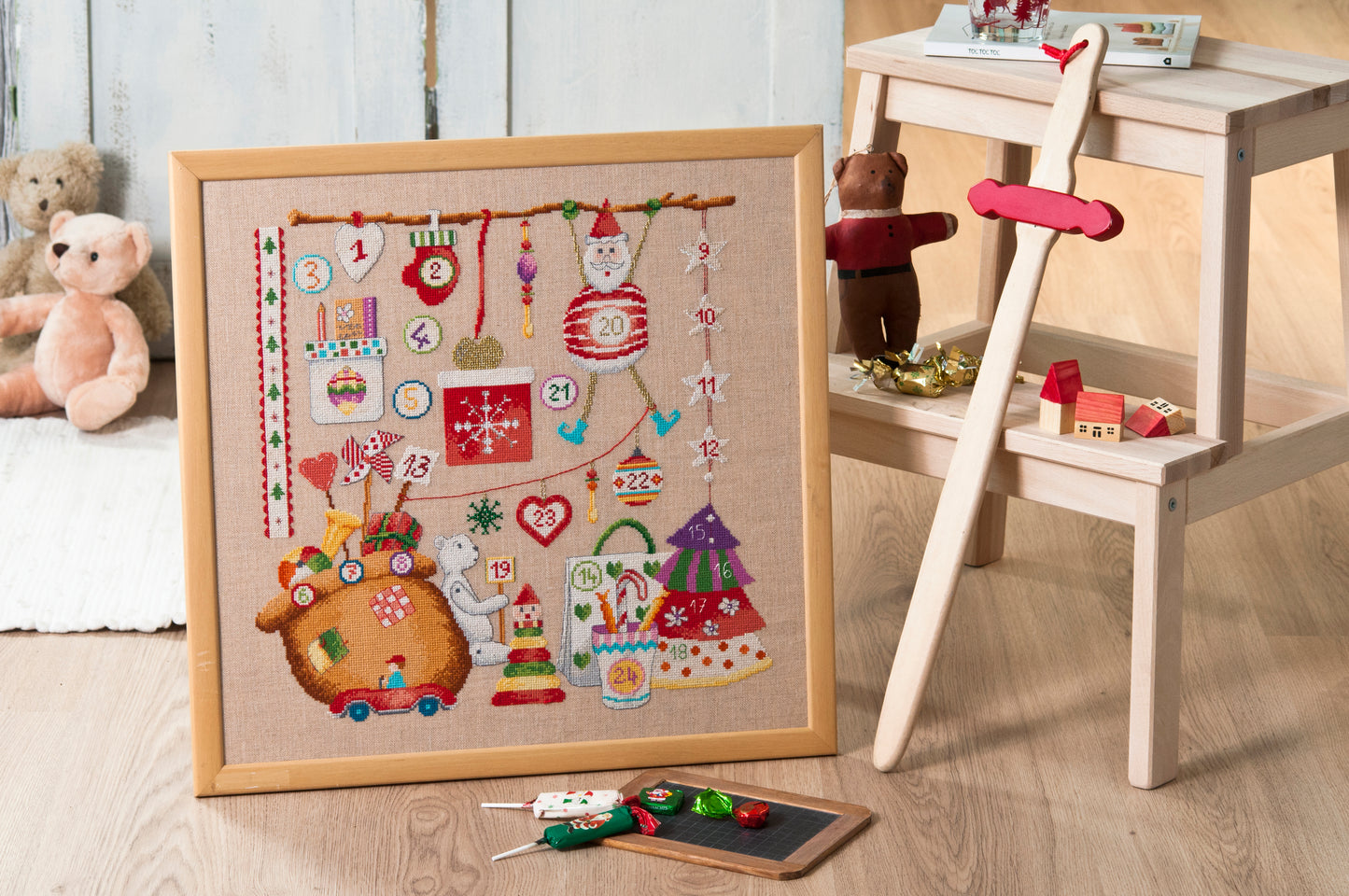 Grille point de croix Parmi les jouets – Calendrier de l'Avent 24 jouets brodé sur toile de lin naturel, tableau de Noël à encadrer, Création Point de Croix