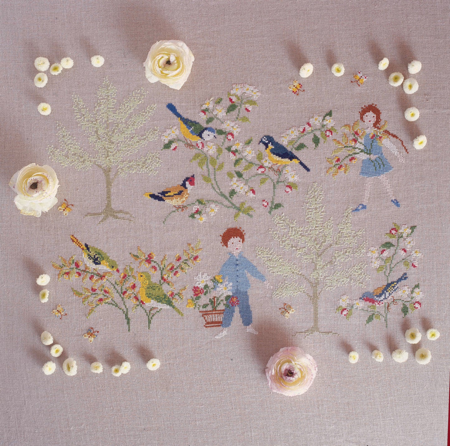 Grille broderie point de croix : partie de campagne printanière, oiseaux & papillons, motif 263×190 pts, 47,8×34,5 cm. DMC, 6 pages