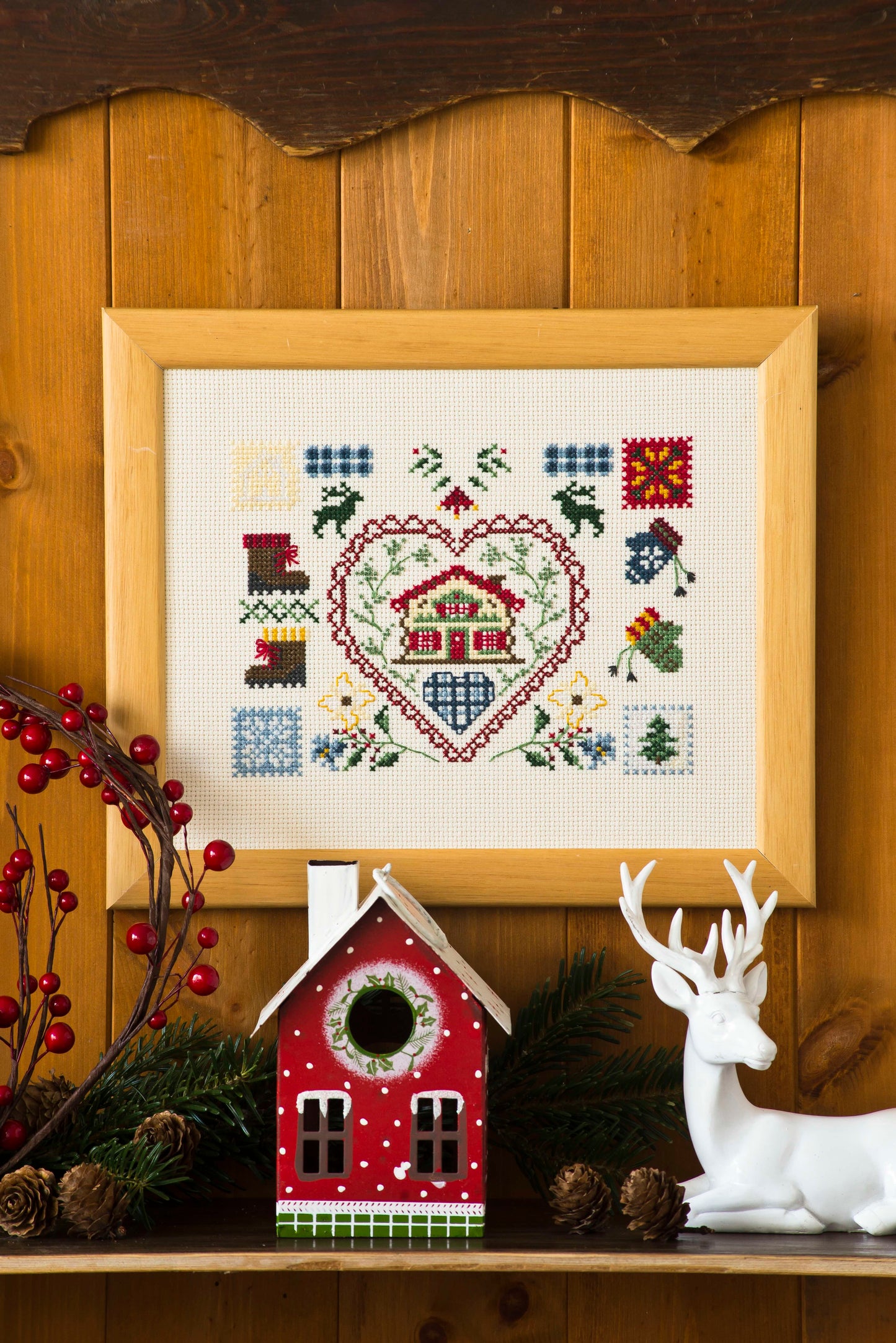 Grille de broderie point de croix : Patchwork montagnard. 80x100 points, 4 pages, symboles et couleurs DMC. À broder sur Aïda ou lin.