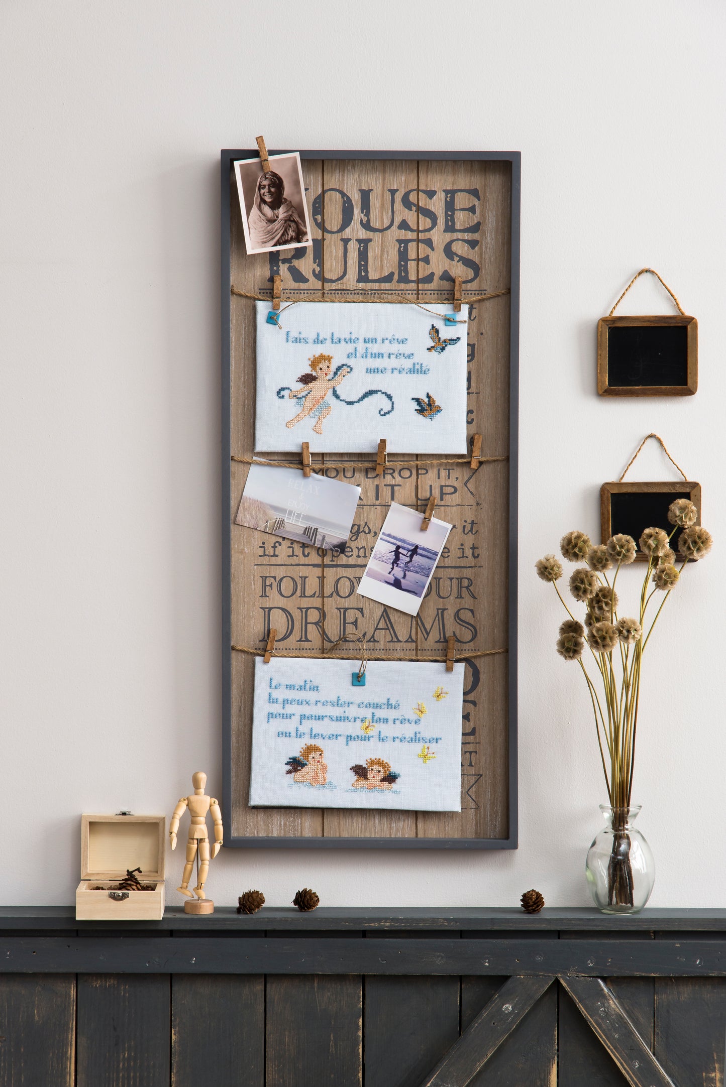Messages inspirants et motifs poétiques signés P. Samouiloff. Une collection de grilles point de croix pour avancer avec optimisme. À broder sur lin 11 fils/cm ou toile Aïda.