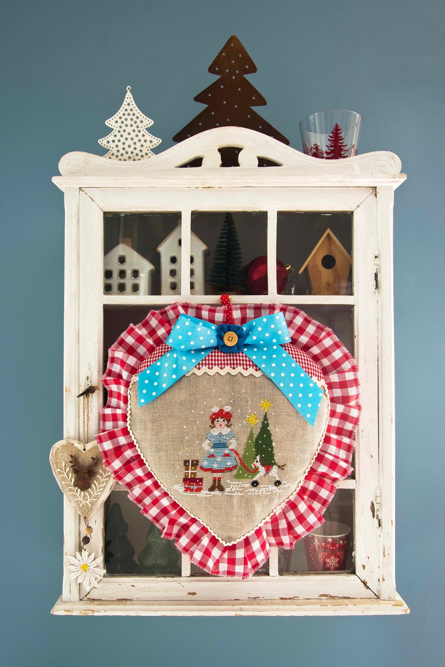 Grille de broderie point de croix : petite broderie de Noël avec fillette et sapin. Réf. DMC incluse. À broder sur Aïda ou lin. Création Point de Croix.
