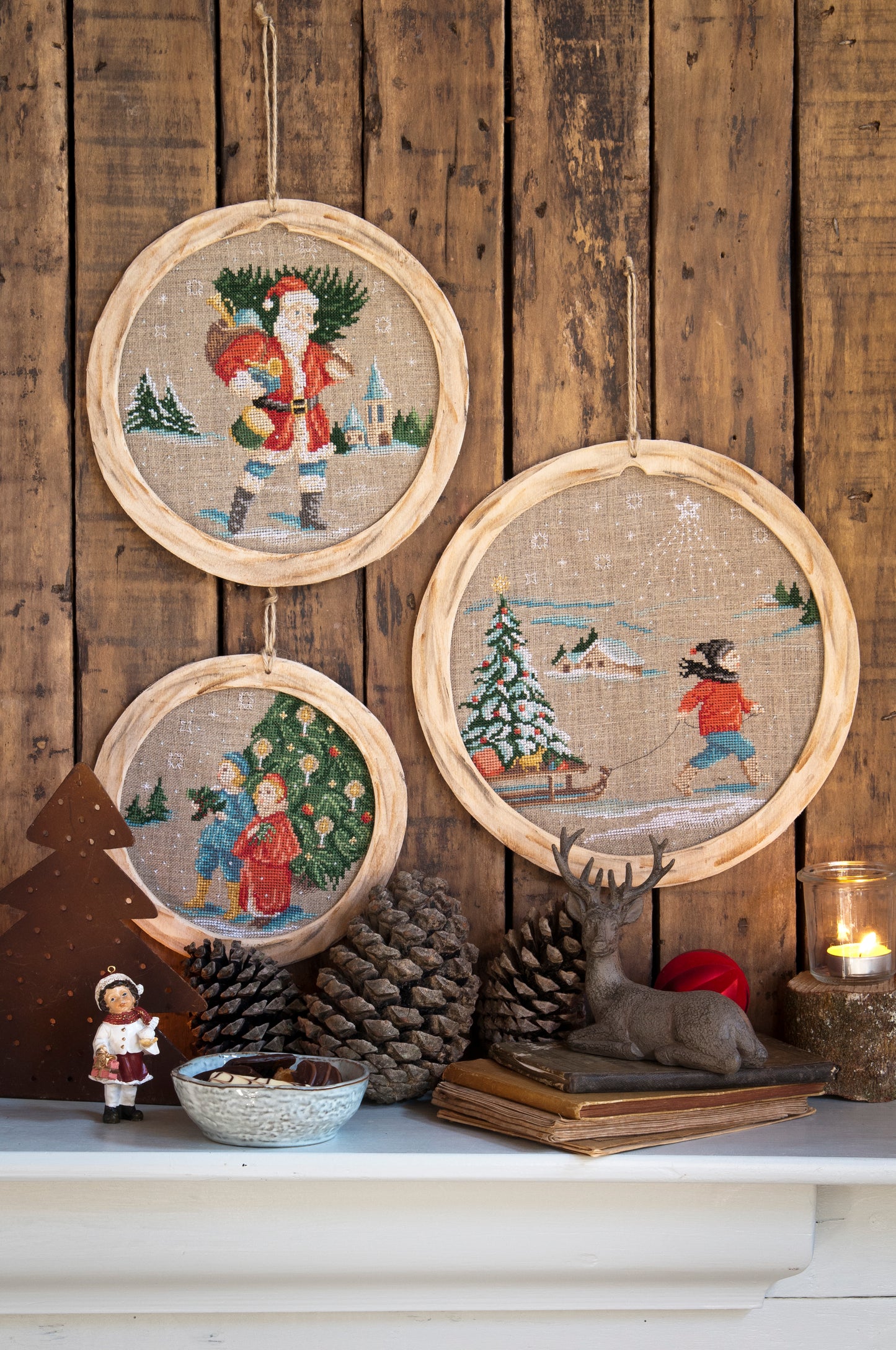 Grille de broderie point de croix « Petits cadres brodés » par M. Bonnin : 3 cadres ronds Noël sur lin bis 11 fils. DMC, 6 pages – Père Noël, luge, enfants.