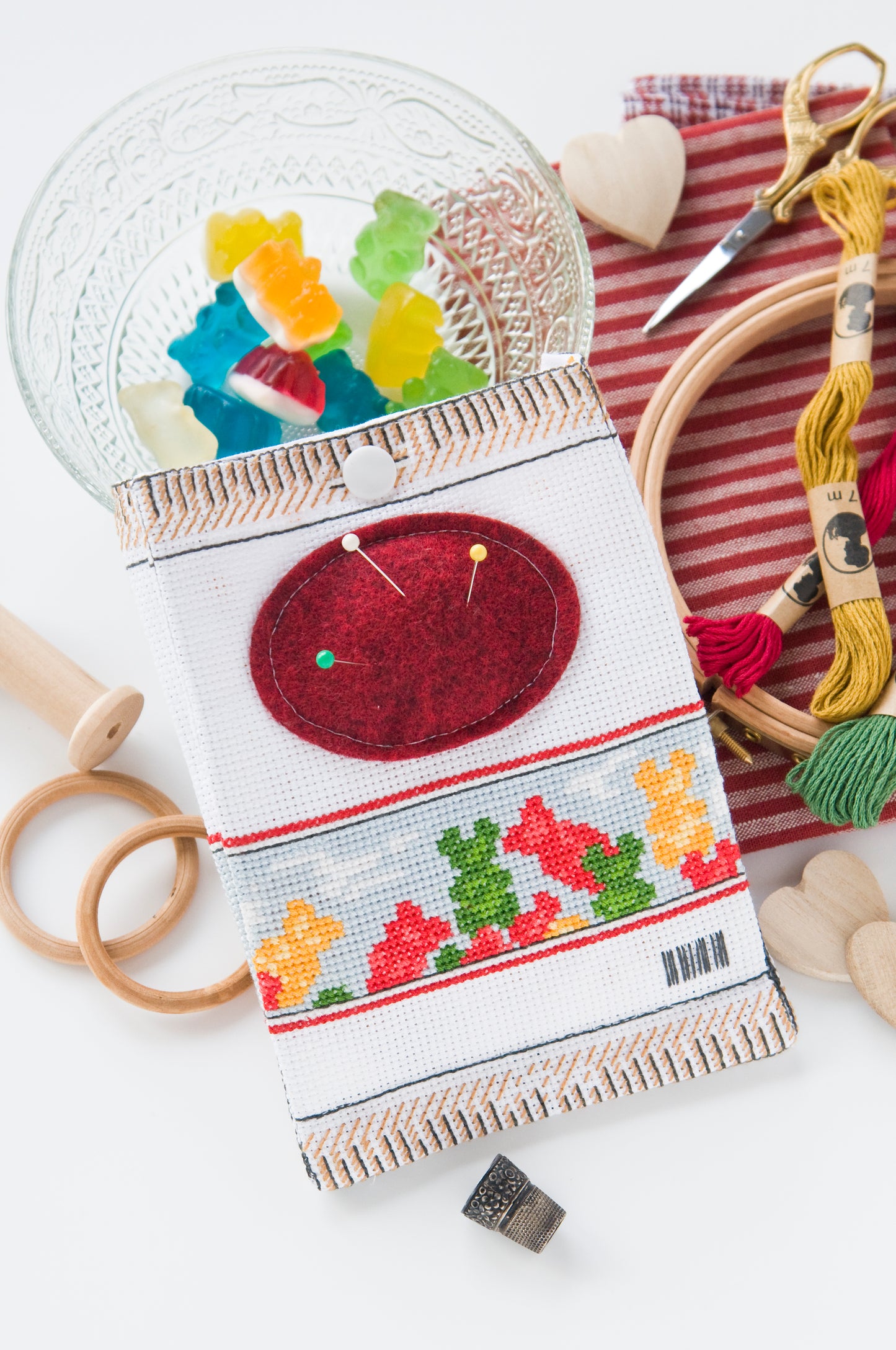 Grille de broderie point de croix : pique-aiguilles et range-ciseaux gourmands en forme de sachet de bonbons. Imprimé couleur (Réf. DMC) sur 6 pages.