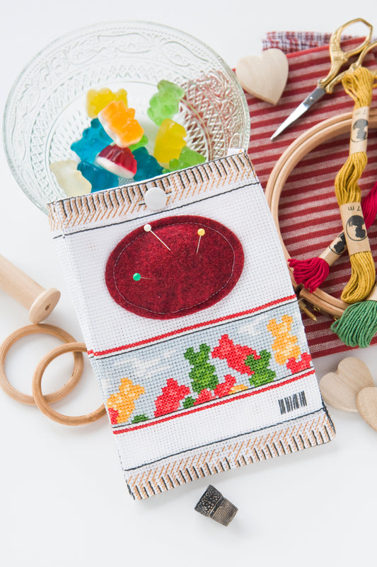Grille de broderie point de croix : pique-aiguilles et range-ciseaux gourmands en forme de sachet de bonbons. Imprimé couleur (Réf. DMC) sur 6 pages.