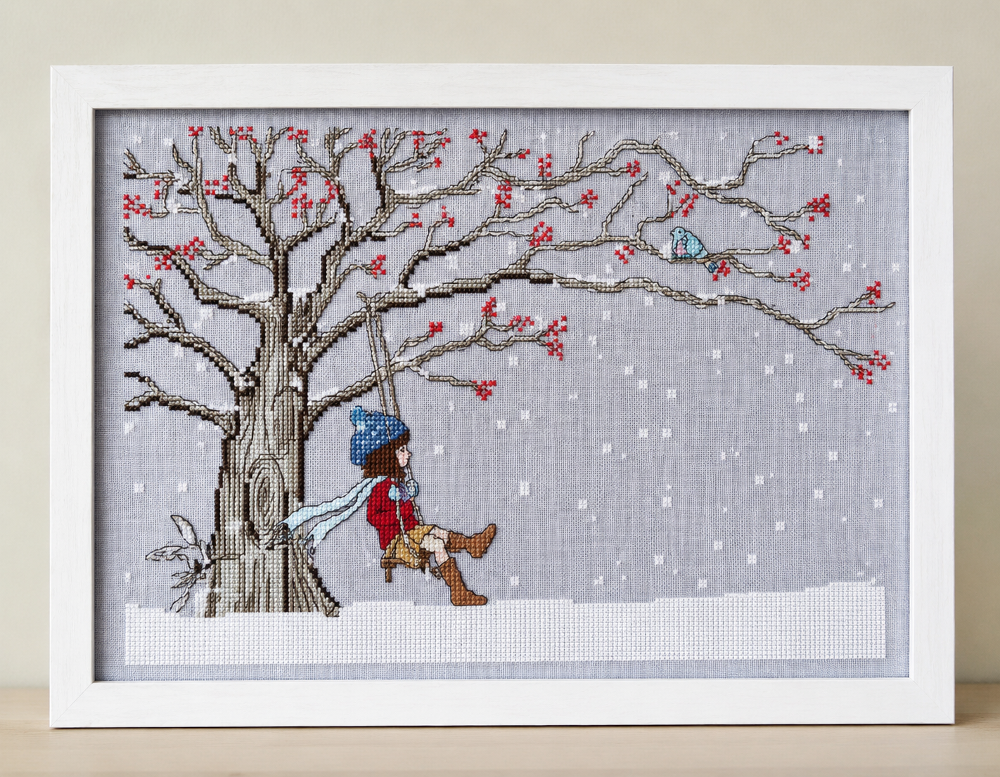 Grille de point de croix Plaisirs de Noël Bell & Boo – Belle et Boo découvrent leurs cadeaux au pied du sapin, brodé sur étamine bleu ciel 10 fils/cm, Création Point de Croix