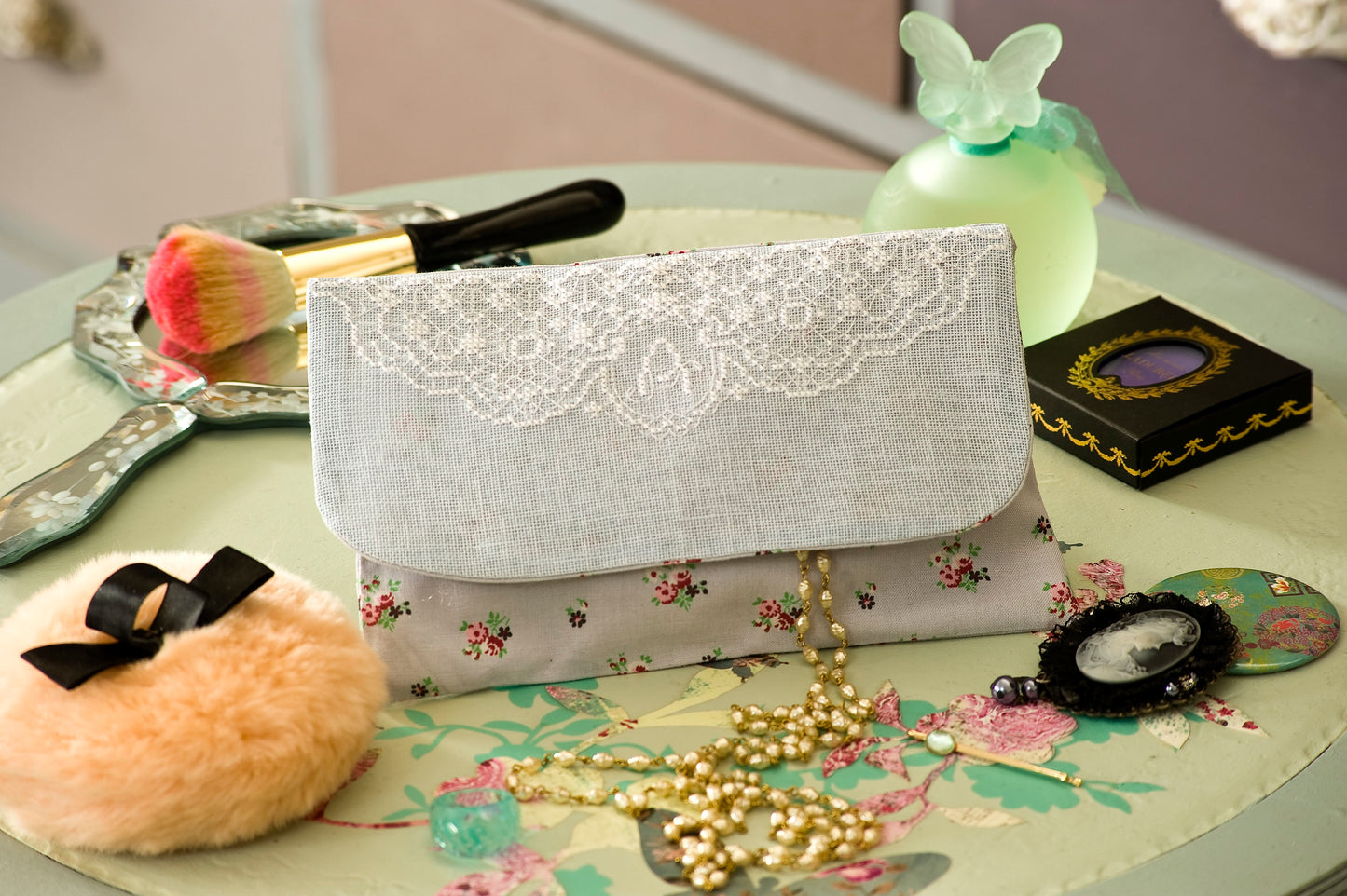 Grille broderie point de croix : pochette bijou dentelle et abécédaire. Motif 35x110 pts, env. 6x20 cm sur lin 11 fils ou Aïda 5,5 pts. Ref. DMC.