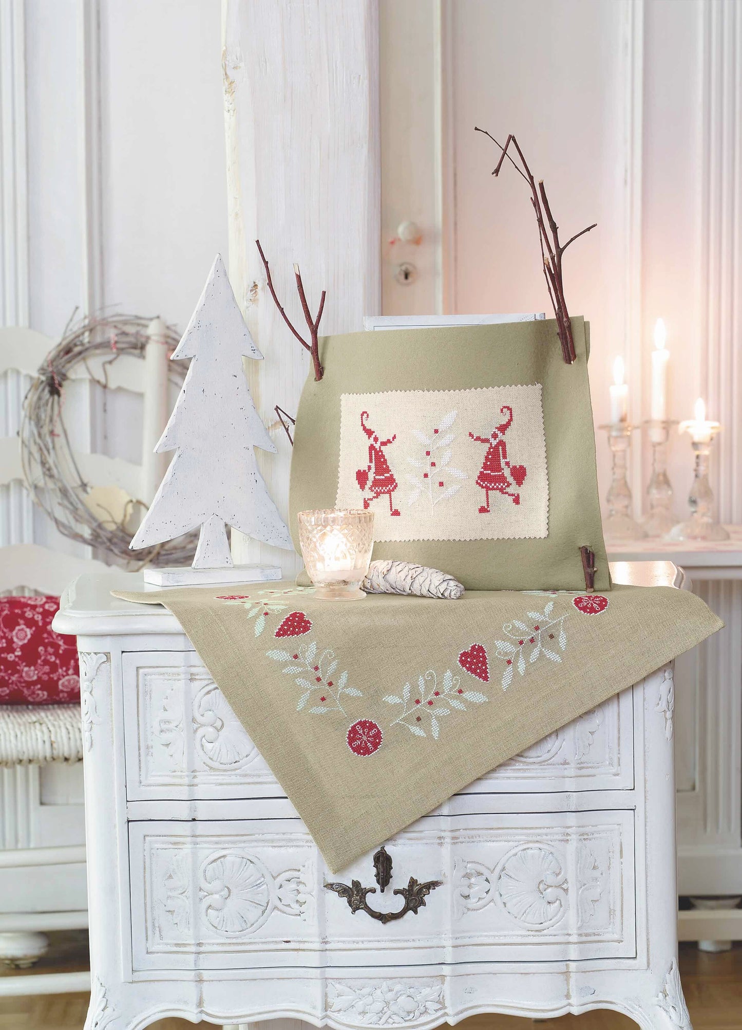 Grille point de croix – Pochette et napperon : motifs graphiques nordiques en rouge et blanc brodés sur toile de lin naturel 12 fils/cm et feutrine grise, style scandinave élégant et épuré – Création Point de Croix"