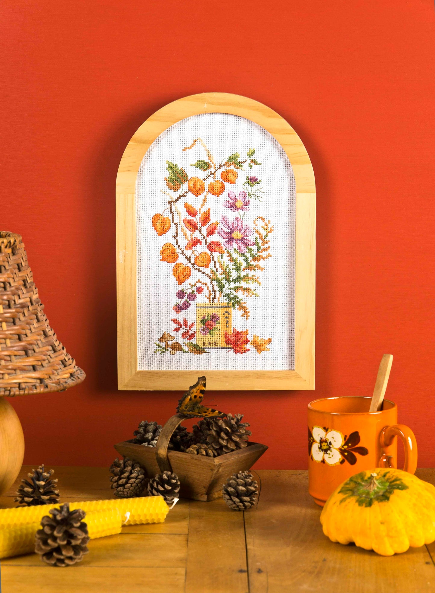 Grille inédite broderie point de croix : Bouquet d'automne. Physalis, fleurs champêtres et feuillages dorés. Toile Aïda 5,5 pts/cm blanche. Réf. DMC, 6 pages.